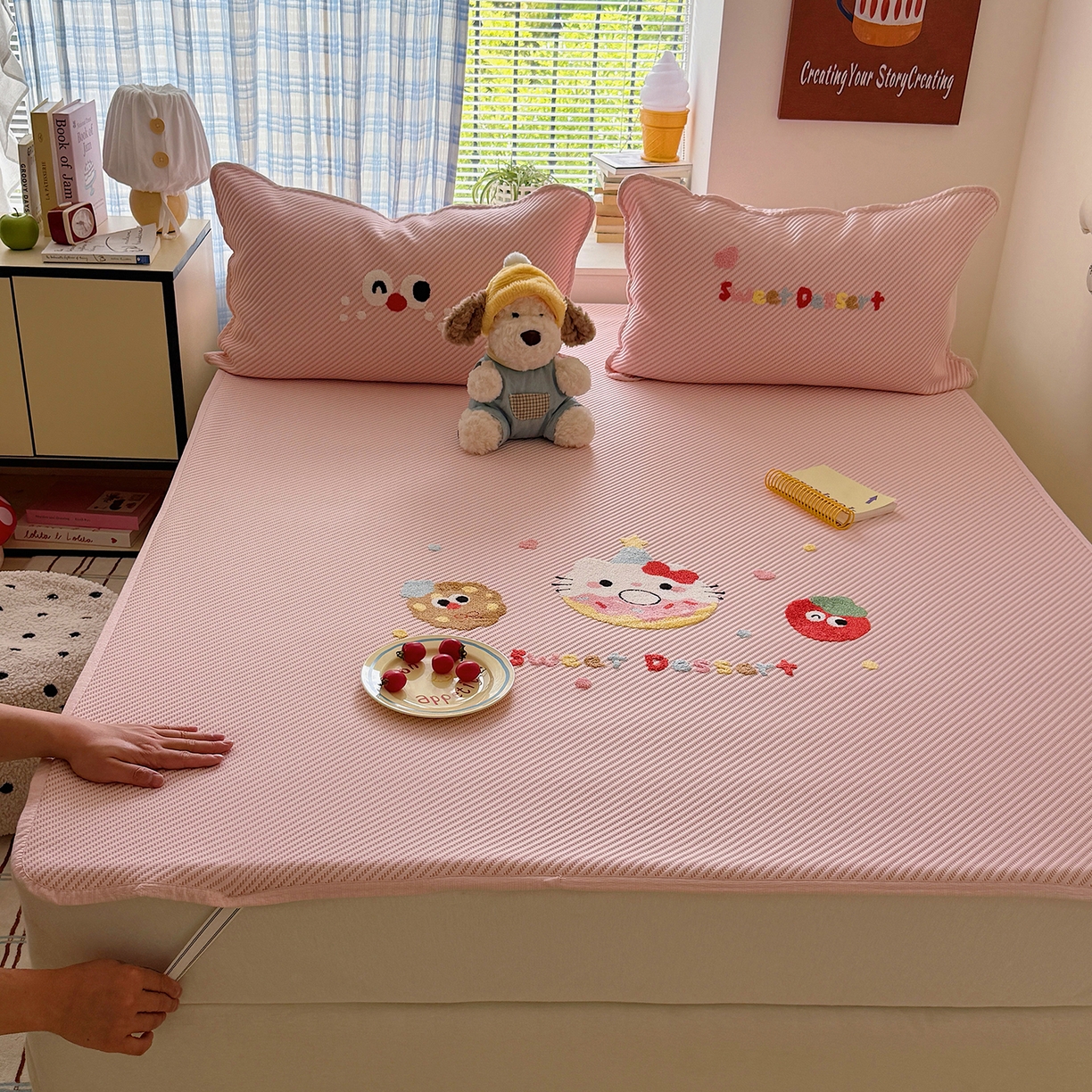 91家纺网 家纺一手货源 找家纺 顾里家纺 2026新款Pe凉感仿冰藤软席凉席三件套 甜圈小猫