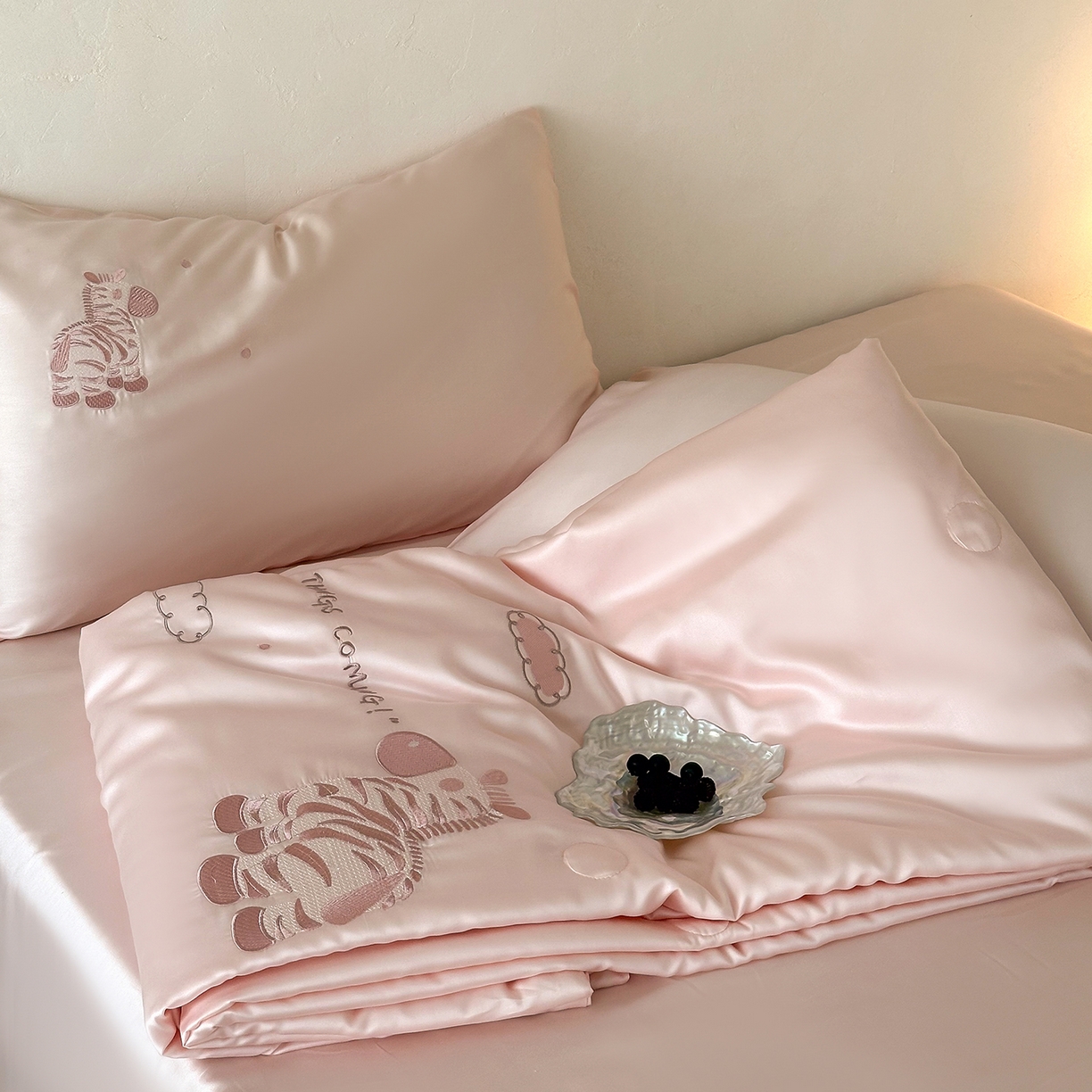 91家纺网 家纺一手货源 找家纺 （总）极简 2026新款天丝小马刺绣夏被四件套轻云斑马