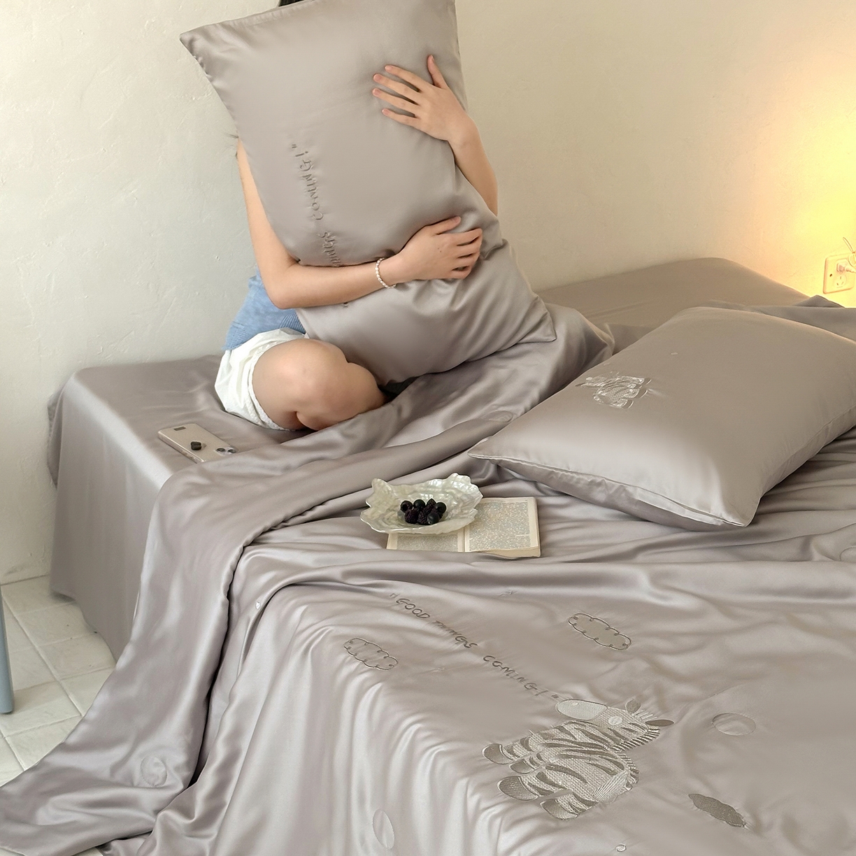 91家纺网 家纺一手货源 找家纺 极简 2026新款天丝小马刺绣夏被四件套轻云斑马 轻云斑马-灰