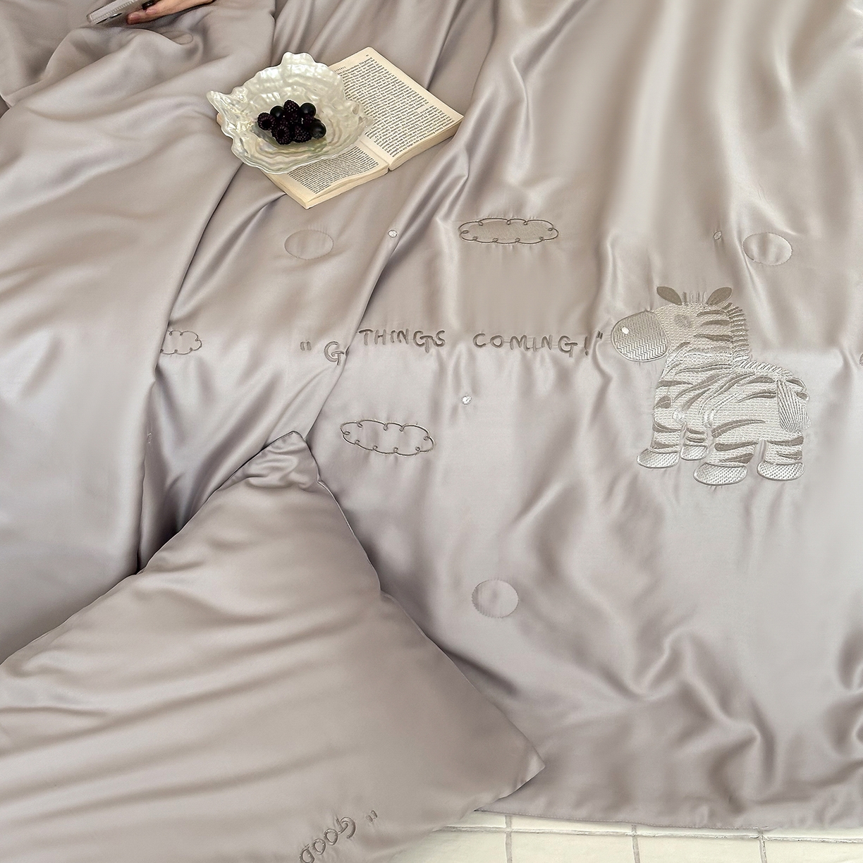 91家纺网 家纺一手货源 找家纺 极简 2026新款天丝小马刺绣夏被四件套轻云斑马 轻云斑马-灰