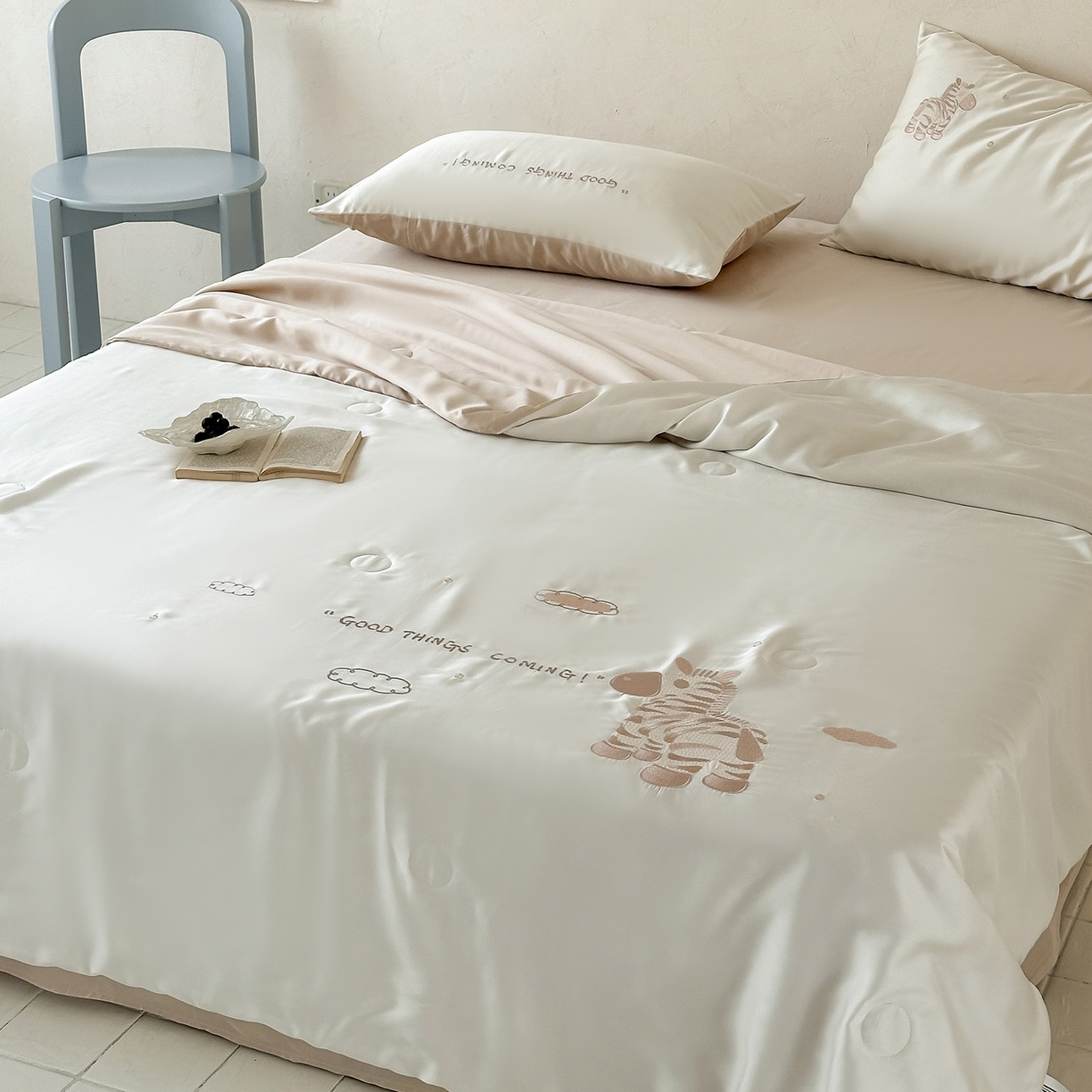 91家纺网 家纺一手货源 找家纺 极简 2026新款天丝小马刺绣夏被四件套轻云斑马 轻云斑马-白