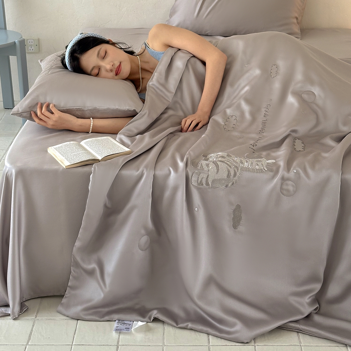 91家纺网 家纺一手货源 找家纺 极简 2026新款天丝小马刺绣夏被四件套轻云斑马 轻云斑马-灰