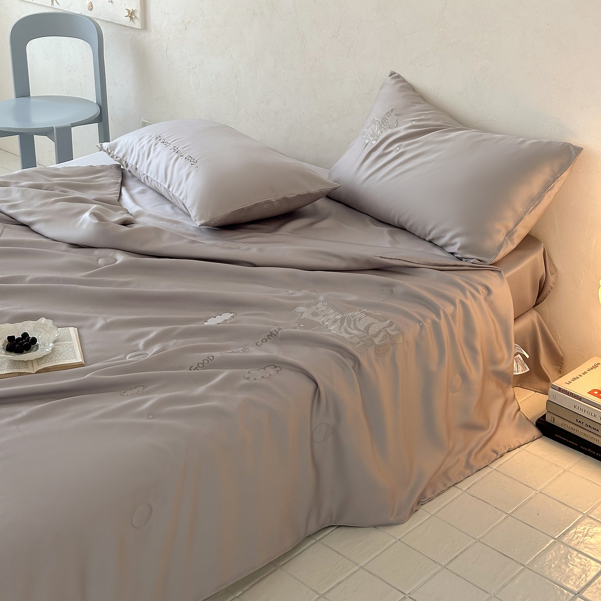 91家纺网 家纺一手货源 找家纺 极简 2026新款天丝小马刺绣夏被四件套轻云斑马 轻云斑马-灰