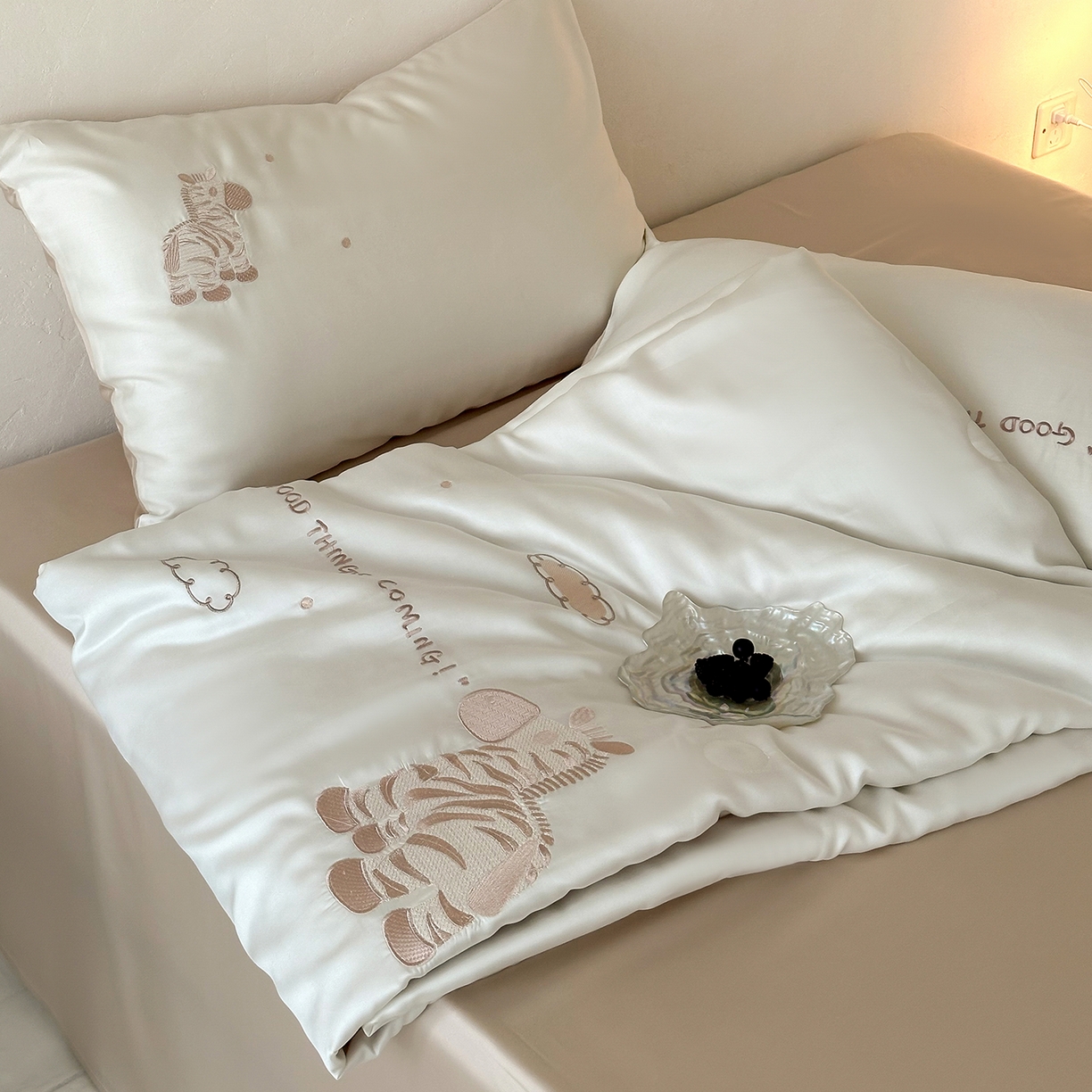 91家纺网 家纺一手货源 找家纺 极简 2026新款天丝小马刺绣夏被四件套轻云斑马 轻云斑马-白