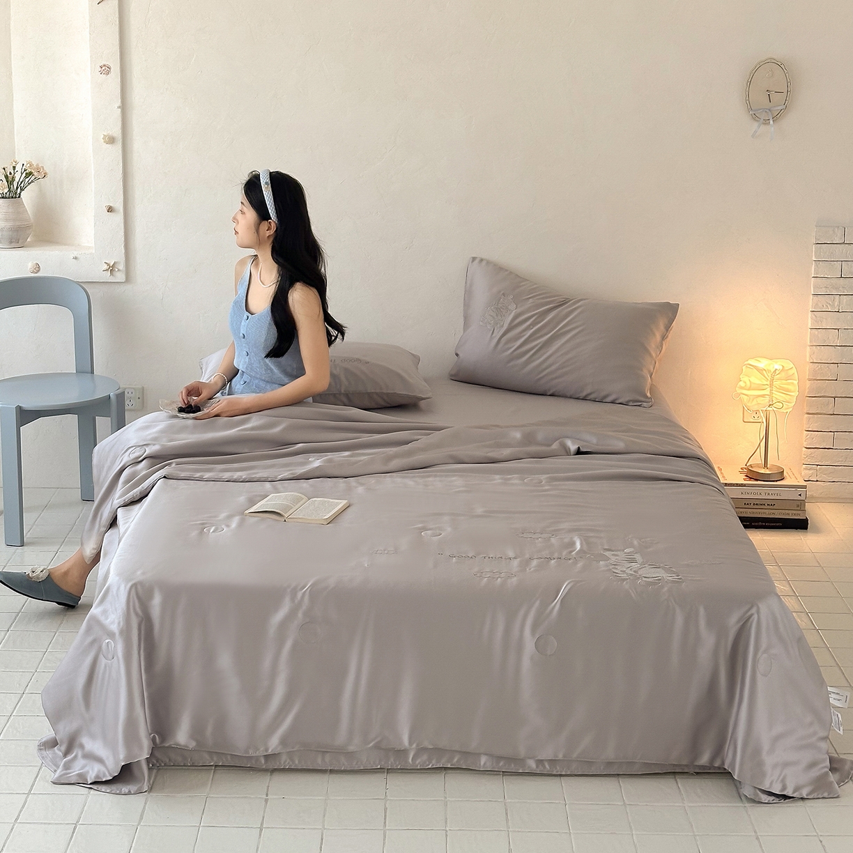 91家纺网 家纺一手货源 找家纺 极简 2026新款天丝小马刺绣夏被四件套轻云斑马 轻云斑马-灰