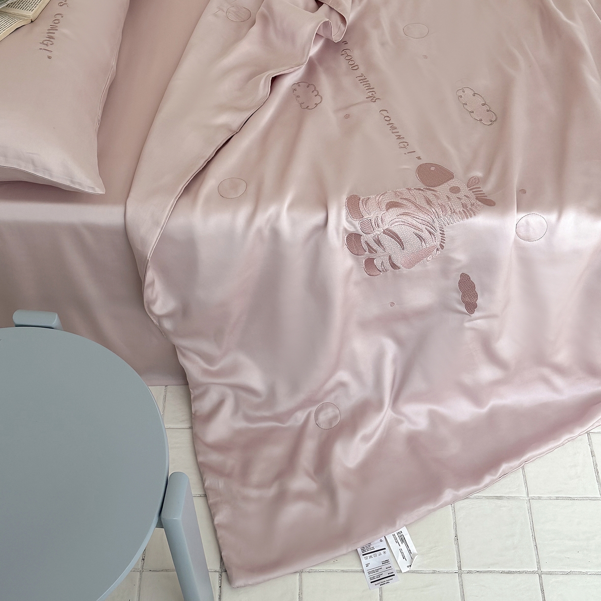 91家纺网 家纺一手货源 找家纺 极简 2026新款天丝小马刺绣夏被四件套轻云斑马 轻云斑马-紫