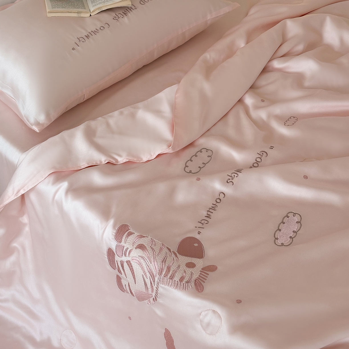 91家纺网 家纺一手货源 找家纺 极简 2026新款天丝小马刺绣夏被四件套轻云斑马 轻云斑马-粉