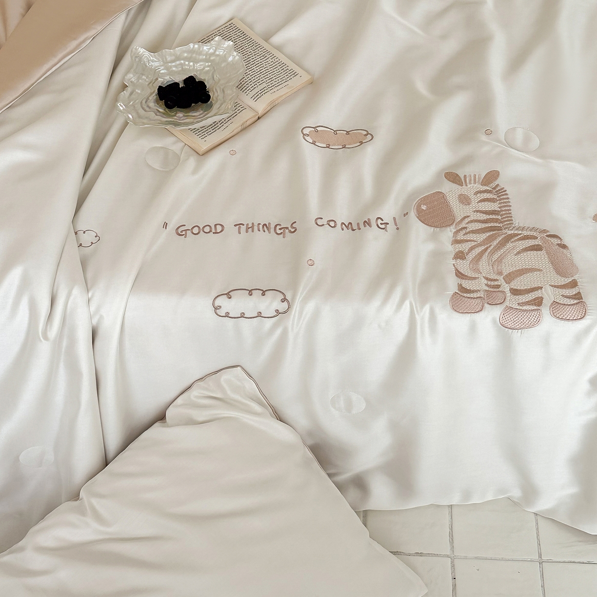 91家纺网 家纺一手货源 找家纺 极简 2026新款天丝小马刺绣夏被四件套轻云斑马 轻云斑马-白