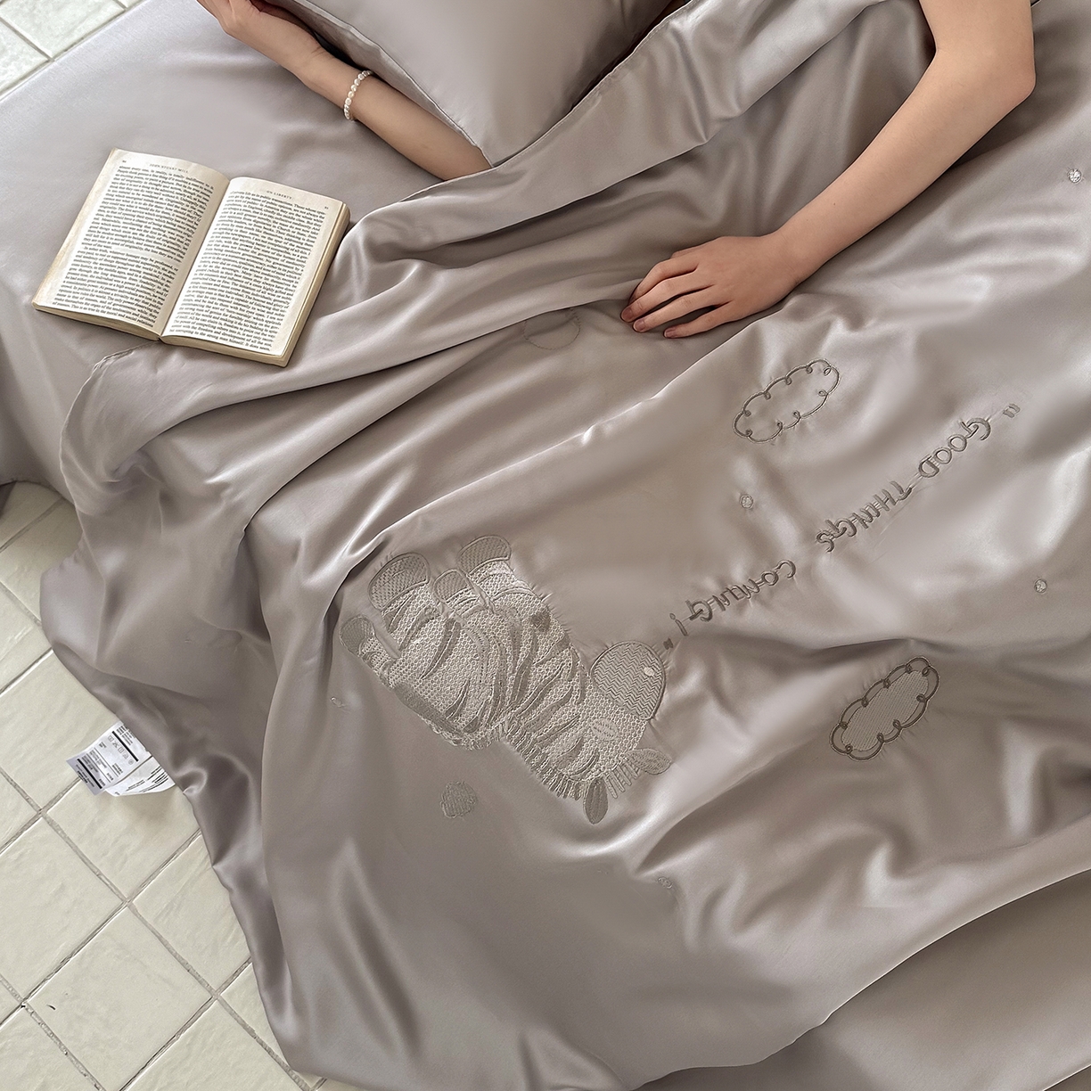 91家纺网 家纺一手货源 找家纺 极简 2026新款天丝小马刺绣夏被四件套轻云斑马 轻云斑马-灰