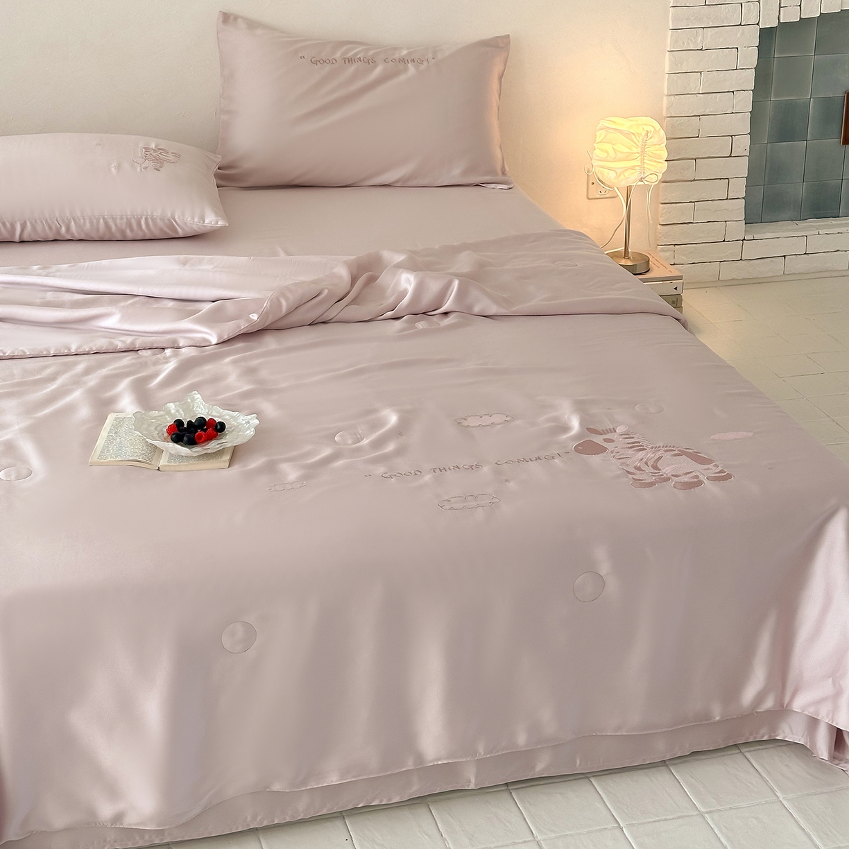 91家纺网 家纺一手货源 找家纺 极简 2026新款天丝小马刺绣夏被四件套轻云斑马 轻云斑马-紫