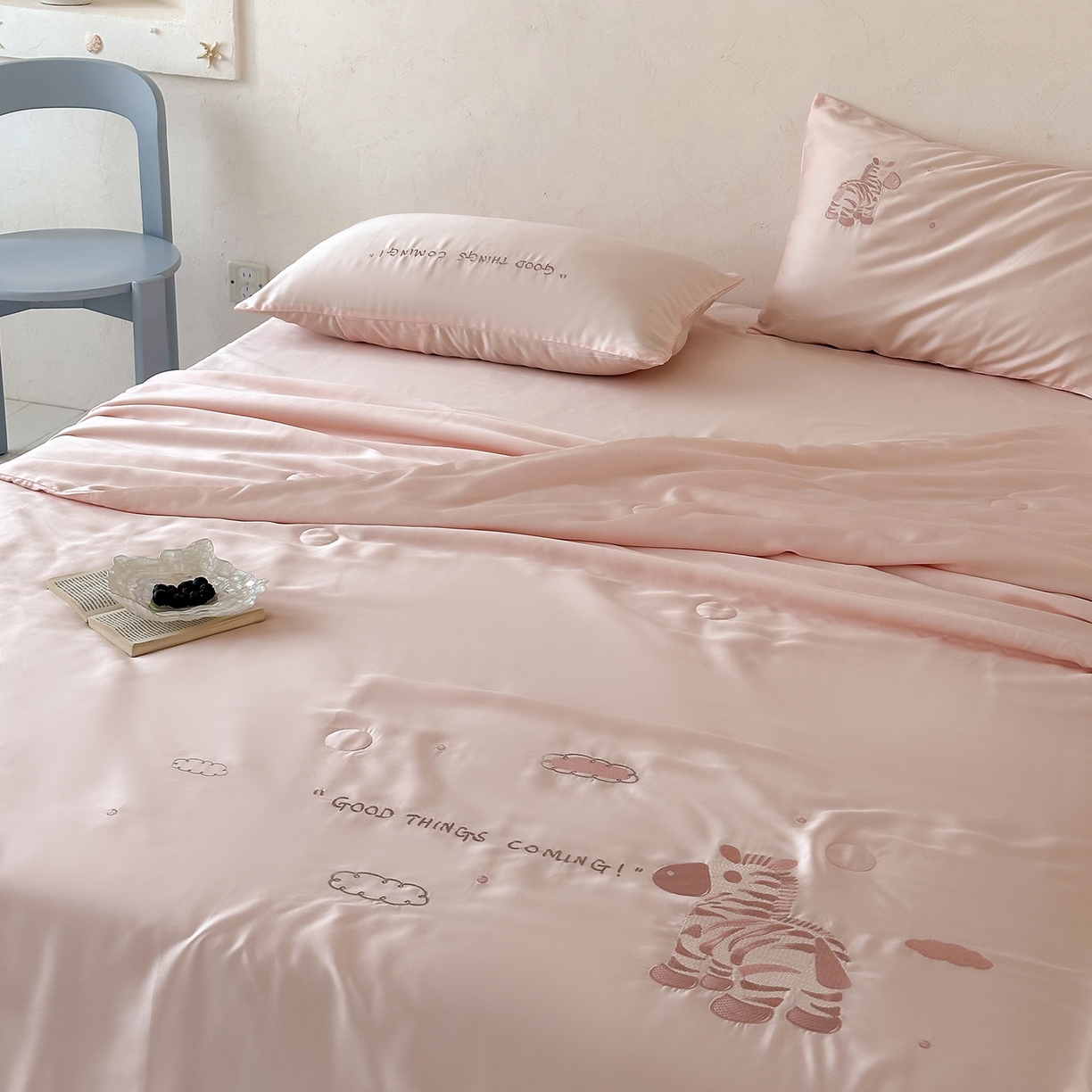 91家纺网 家纺一手货源 找家纺 极简 2026新款天丝小马刺绣夏被四件套轻云斑马 轻云斑马-粉