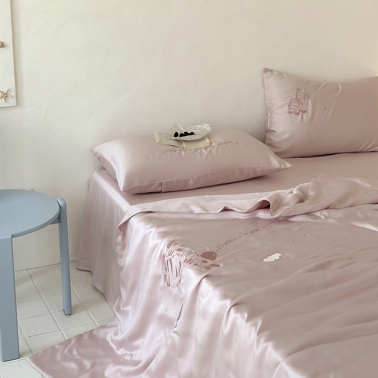 91家纺网 家纺一手货源 找家纺 极简 2026新款天丝小马刺绣夏被四件套轻云斑马 轻云斑马-紫