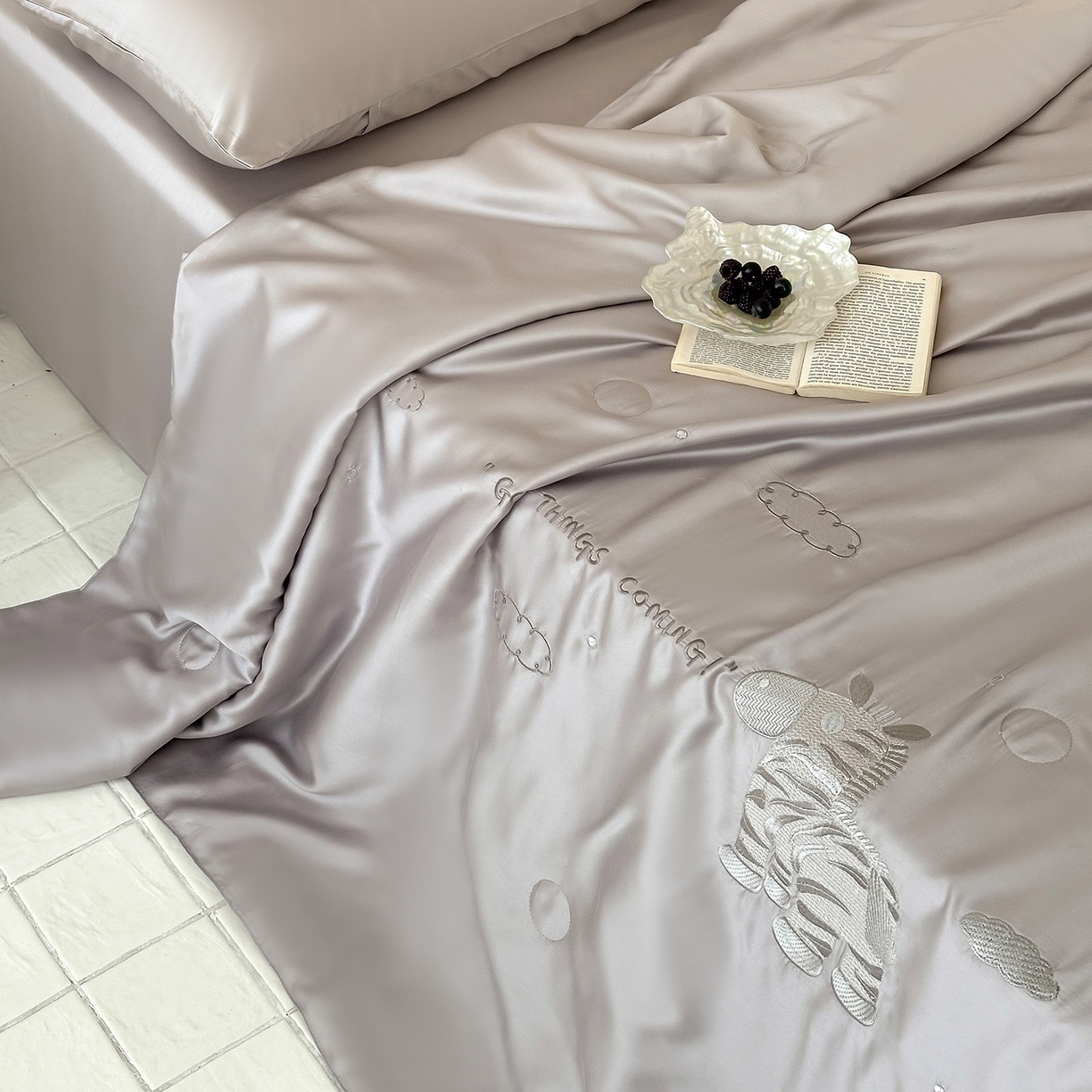 91家纺网 家纺一手货源 找家纺 极简 2026新款天丝小马刺绣夏被四件套轻云斑马 轻云斑马-灰