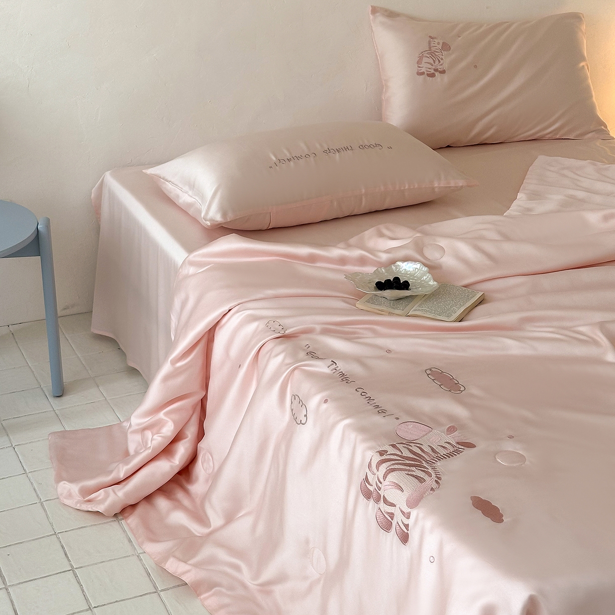 91家纺网 家纺一手货源 找家纺 极简 2026新款天丝小马刺绣夏被四件套轻云斑马 轻云斑马-粉