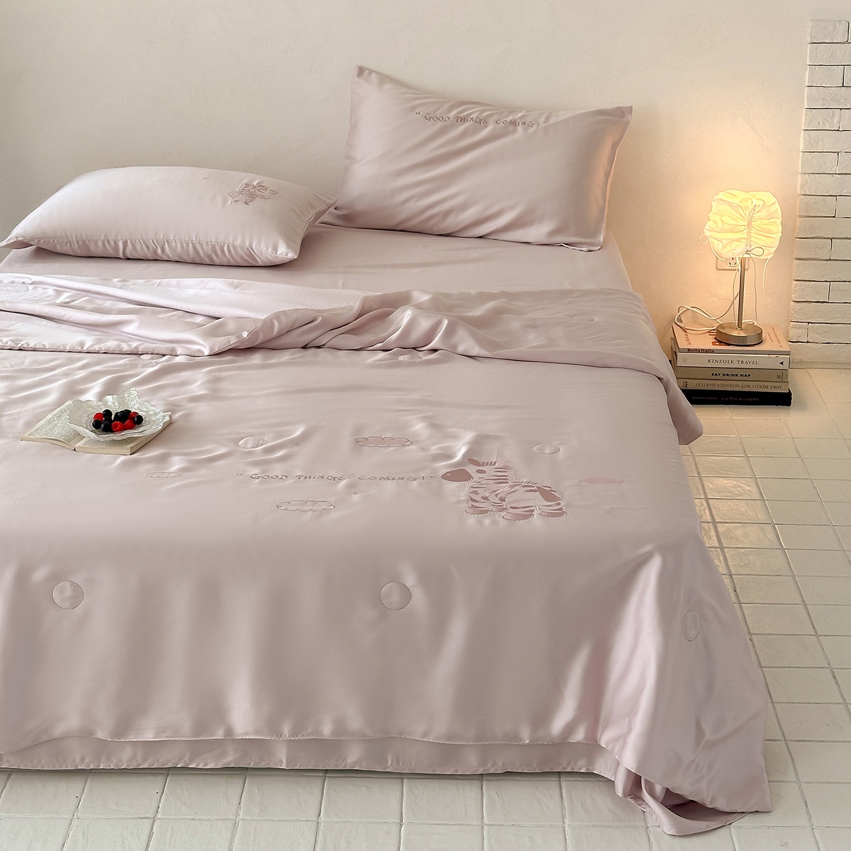 91家纺网 家纺一手货源 找家纺 极简 2026新款天丝小马刺绣夏被四件套轻云斑马 轻云斑马-紫