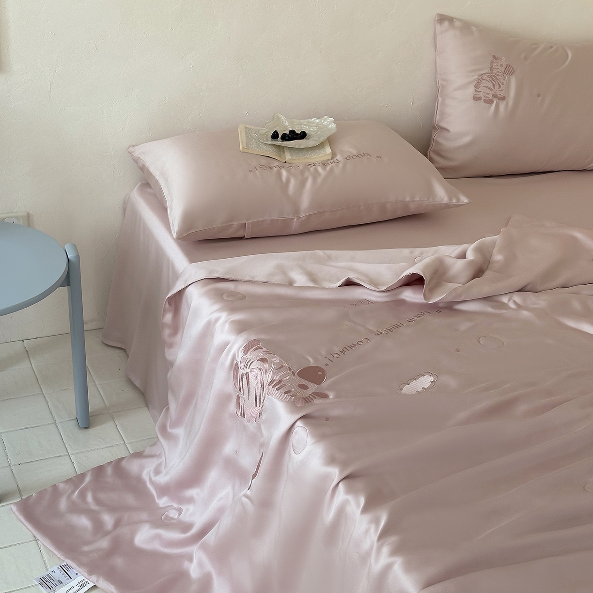 91家纺网 家纺一手货源 找家纺 极简 2026新款天丝小马刺绣夏被四件套轻云斑马 轻云斑马-紫