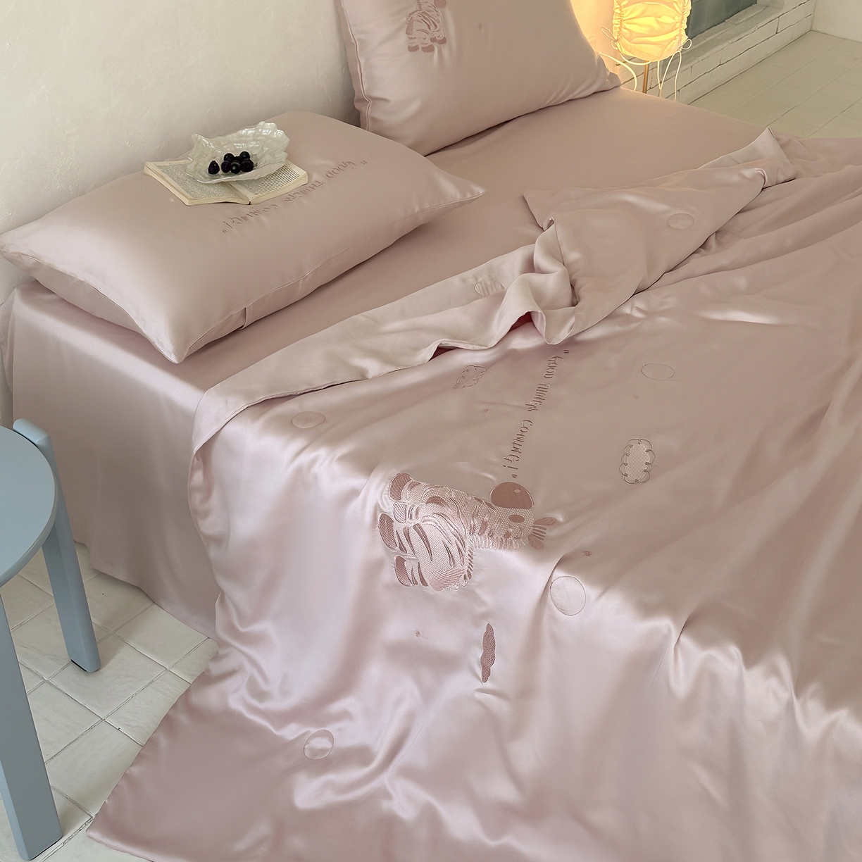 91家纺网 家纺一手货源 找家纺 极简 2026新款天丝小马刺绣夏被四件套轻云斑马 轻云斑马-紫