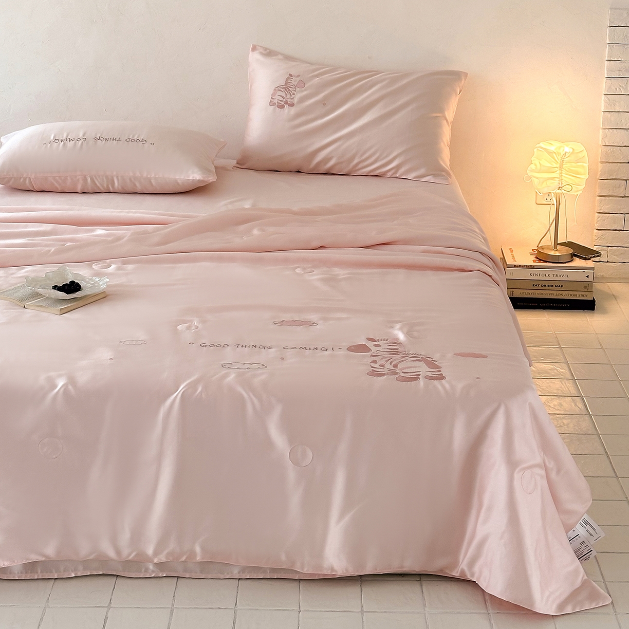 91家纺网 家纺一手货源 找家纺 极简 2026新款天丝小马刺绣夏被四件套轻云斑马 轻云斑马-粉