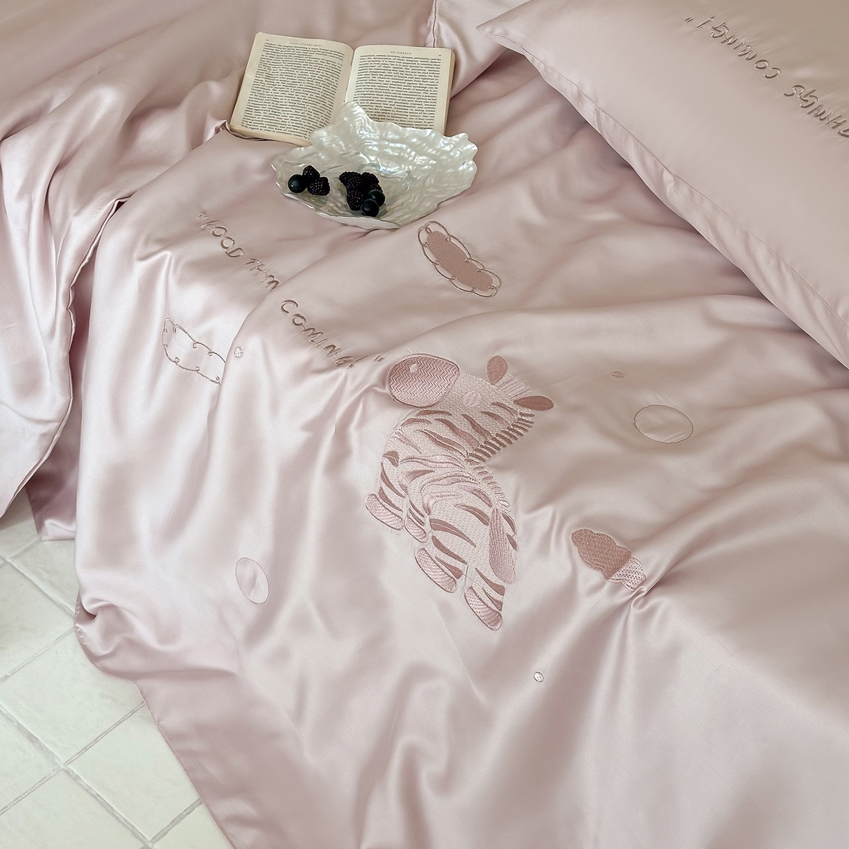 91家纺网 家纺一手货源 找家纺 极简 2026新款天丝小马刺绣夏被四件套轻云斑马 轻云斑马-紫