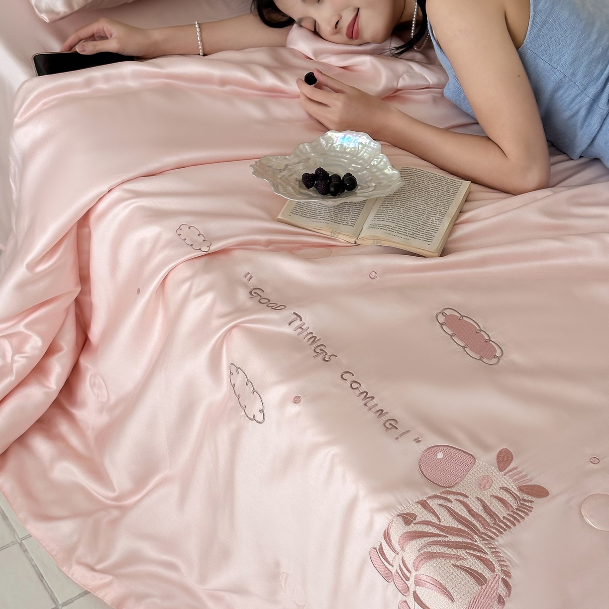 91家纺网 家纺一手货源 找家纺 极简 2026新款天丝小马刺绣夏被四件套轻云斑马 轻云斑马-粉