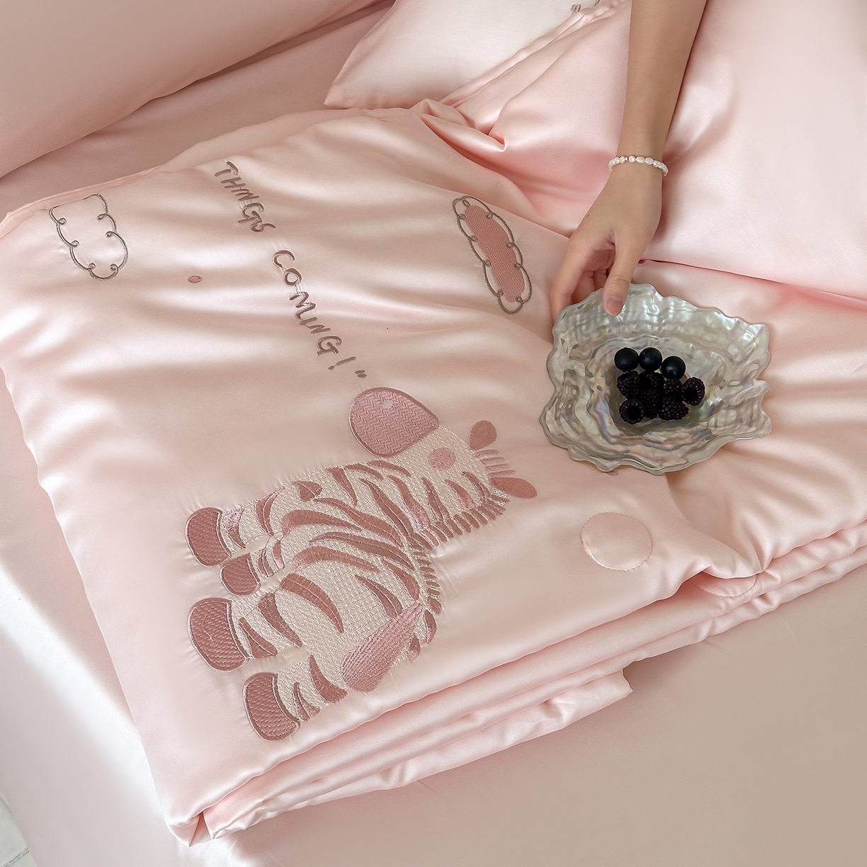 91家纺网 家纺一手货源 找家纺 极简 2026新款天丝小马刺绣夏被四件套轻云斑马 轻云斑马-粉