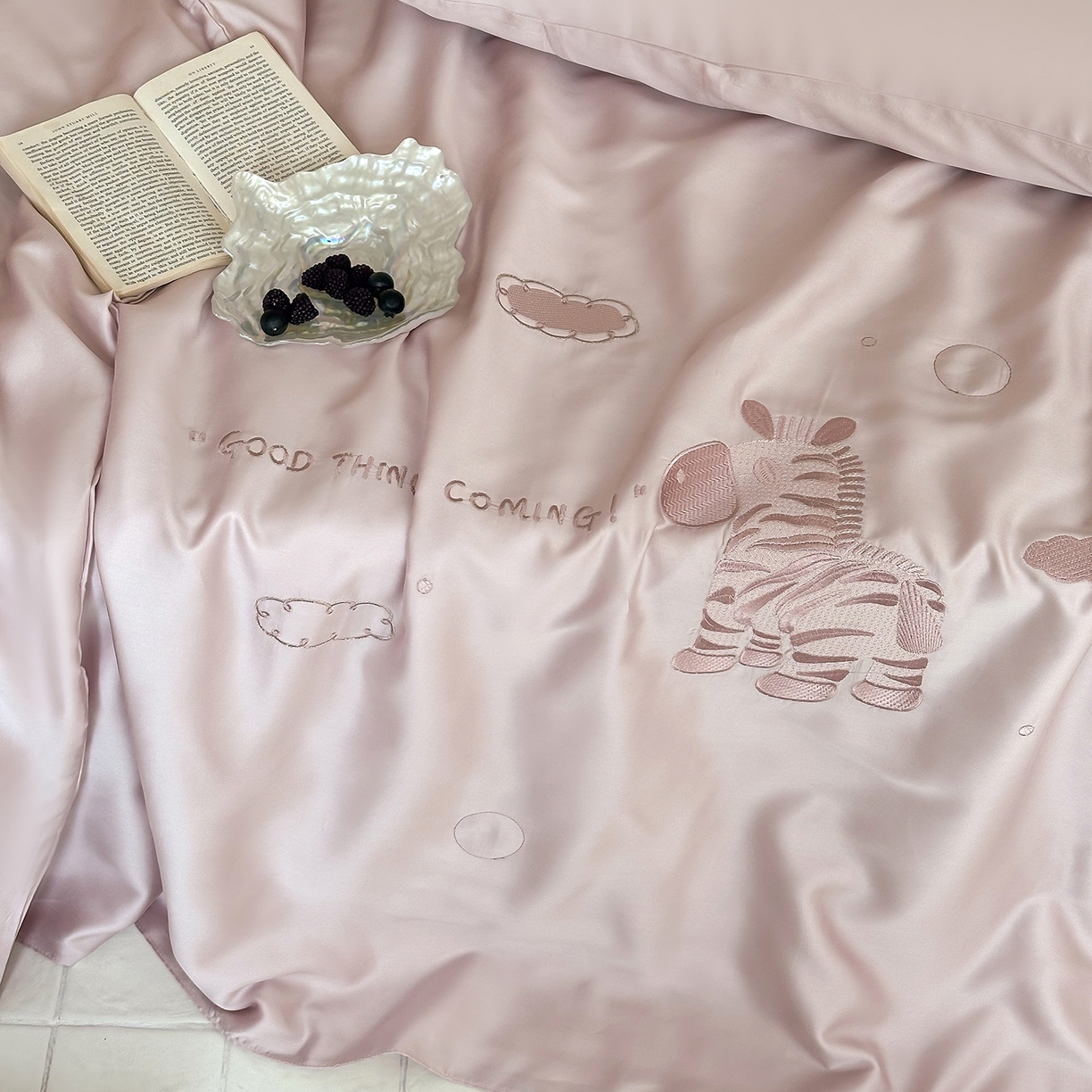 91家纺网 家纺一手货源 找家纺 极简 2026新款天丝小马刺绣夏被四件套轻云斑马 轻云斑马-紫