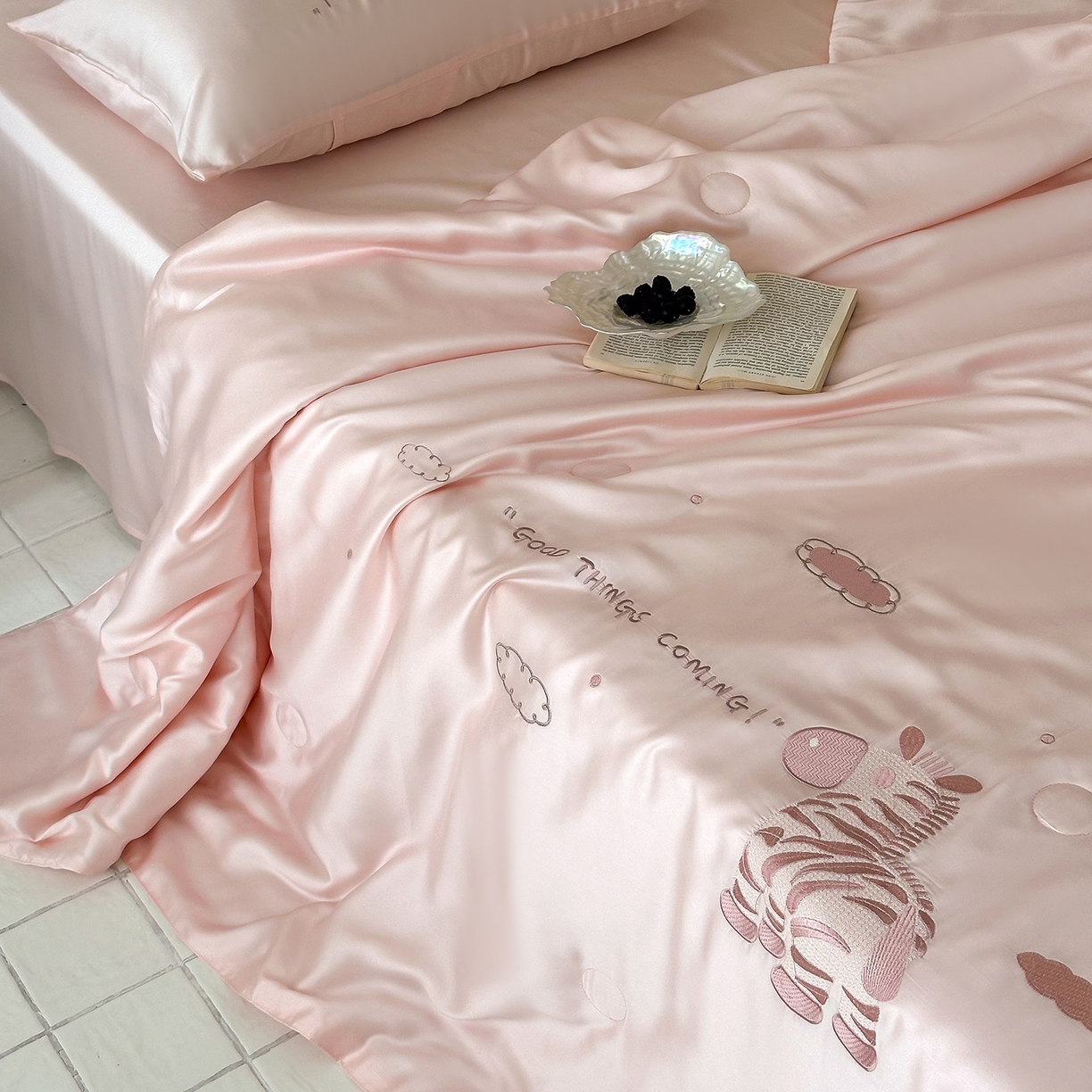 91家纺网 家纺一手货源 找家纺 极简 2026新款天丝小马刺绣夏被四件套轻云斑马 轻云斑马-粉