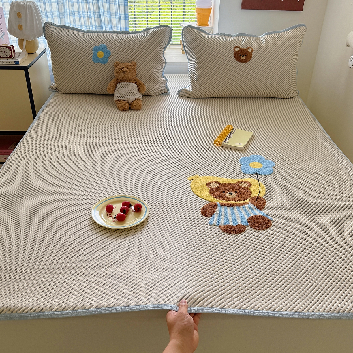 91家纺网 家纺一手货源 找家纺 顾里家纺 2026新款Pe凉感仿冰藤软席凉席三件套 香蕉熊