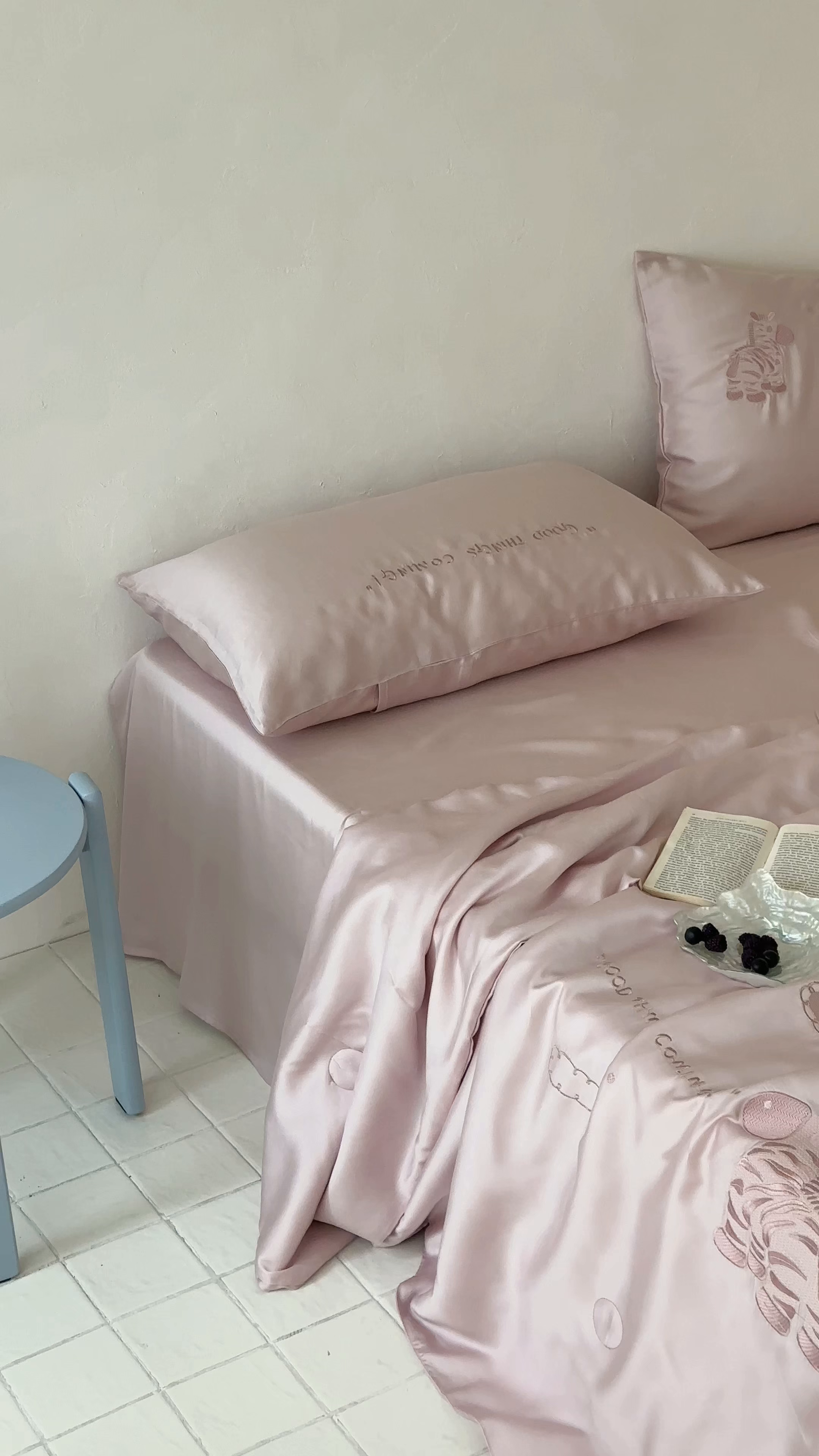 91家纺网 家纺一手货源 找家纺 极简 2026新款天丝小马刺绣夏被四件套轻云斑马 轻云斑马-紫