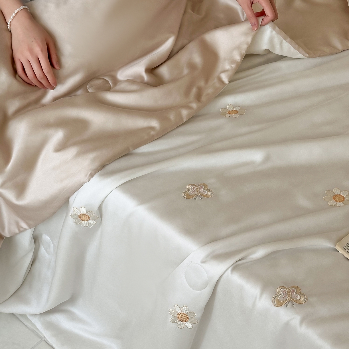 91家纺网 家纺一手货源 找家纺 （总）极简 2026新款天丝小花刺绣夏被空调被夏凉被四件套雏花漫影