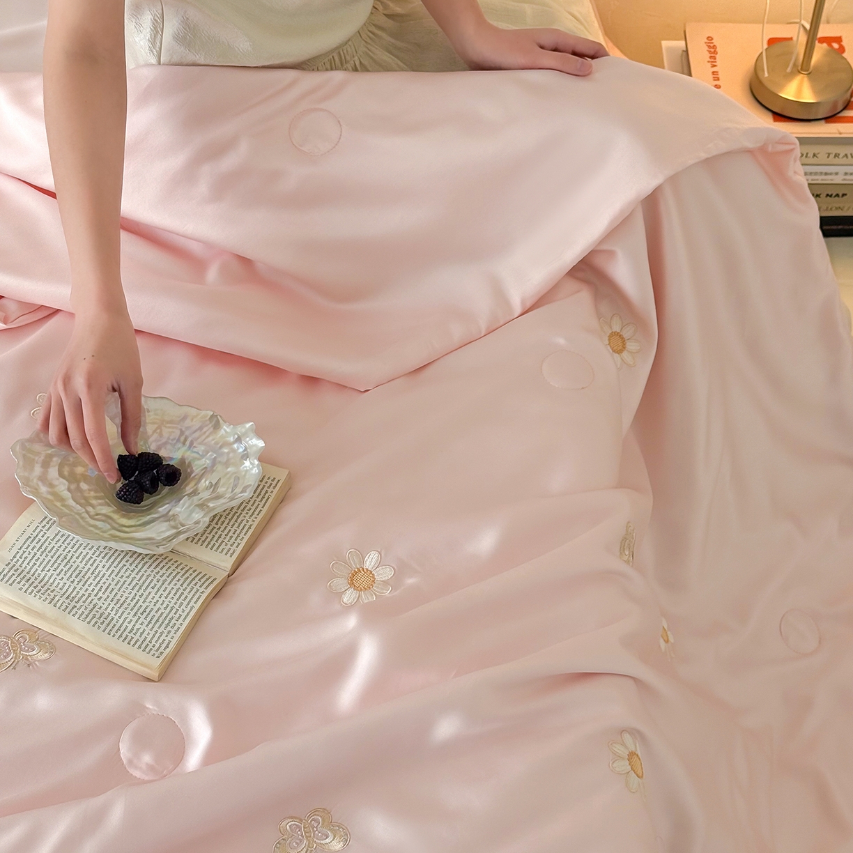 91家纺网 家纺一手货源 找家纺 极简 2026新款天丝小花刺绣夏被空调被夏凉被四件套雏花漫影 雏花漫影-粉