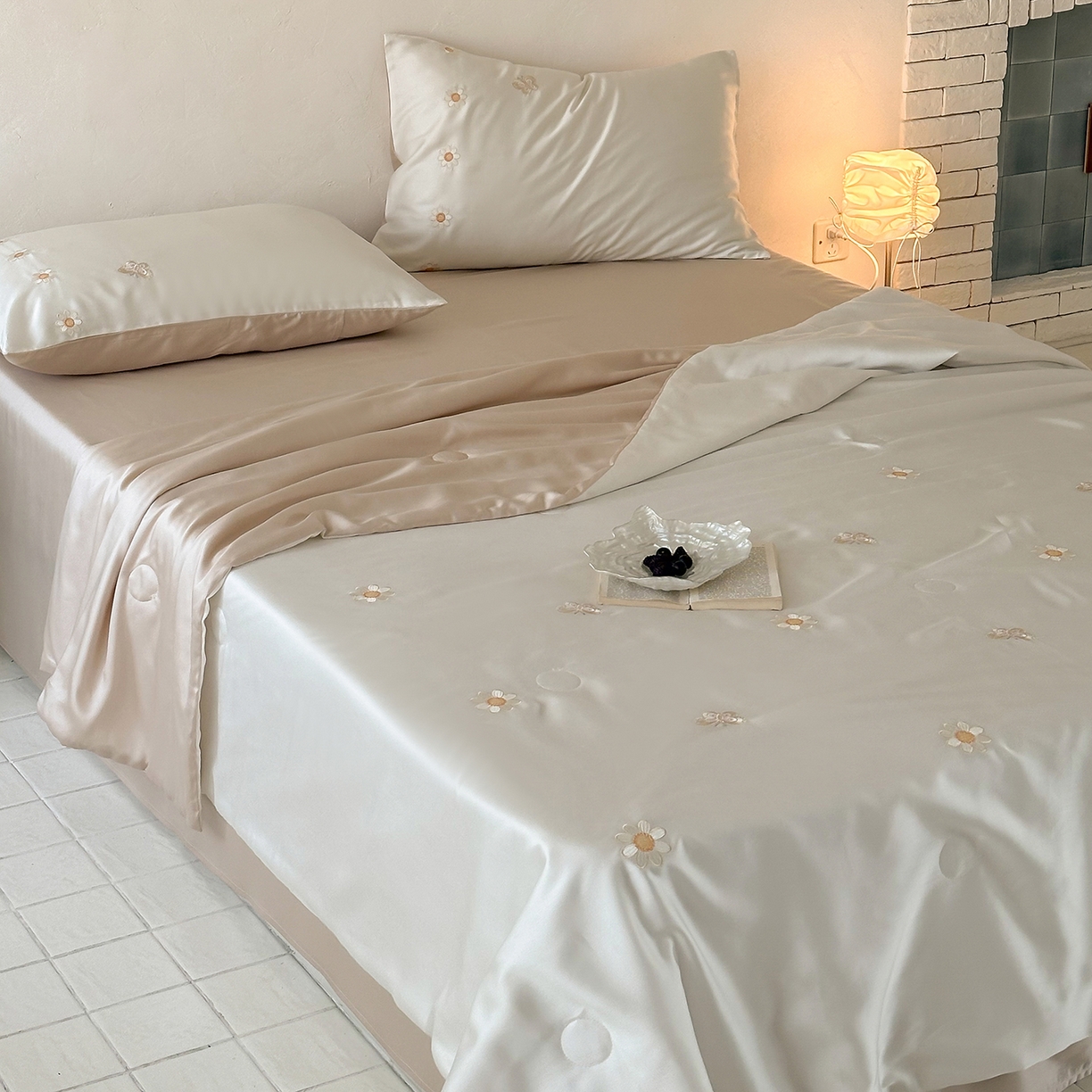 91家纺网 家纺一手货源 找家纺 极简 2026新款天丝小花刺绣夏被空调被夏凉被四件套雏花漫影 雏花漫影-白