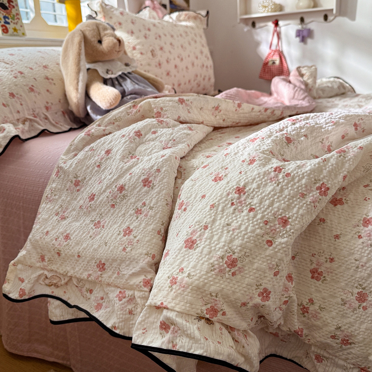 91家纺网 家纺一手货源 找家纺 水墨江南 2026新款泡芙纱花边夏被四件套 粉色小兔