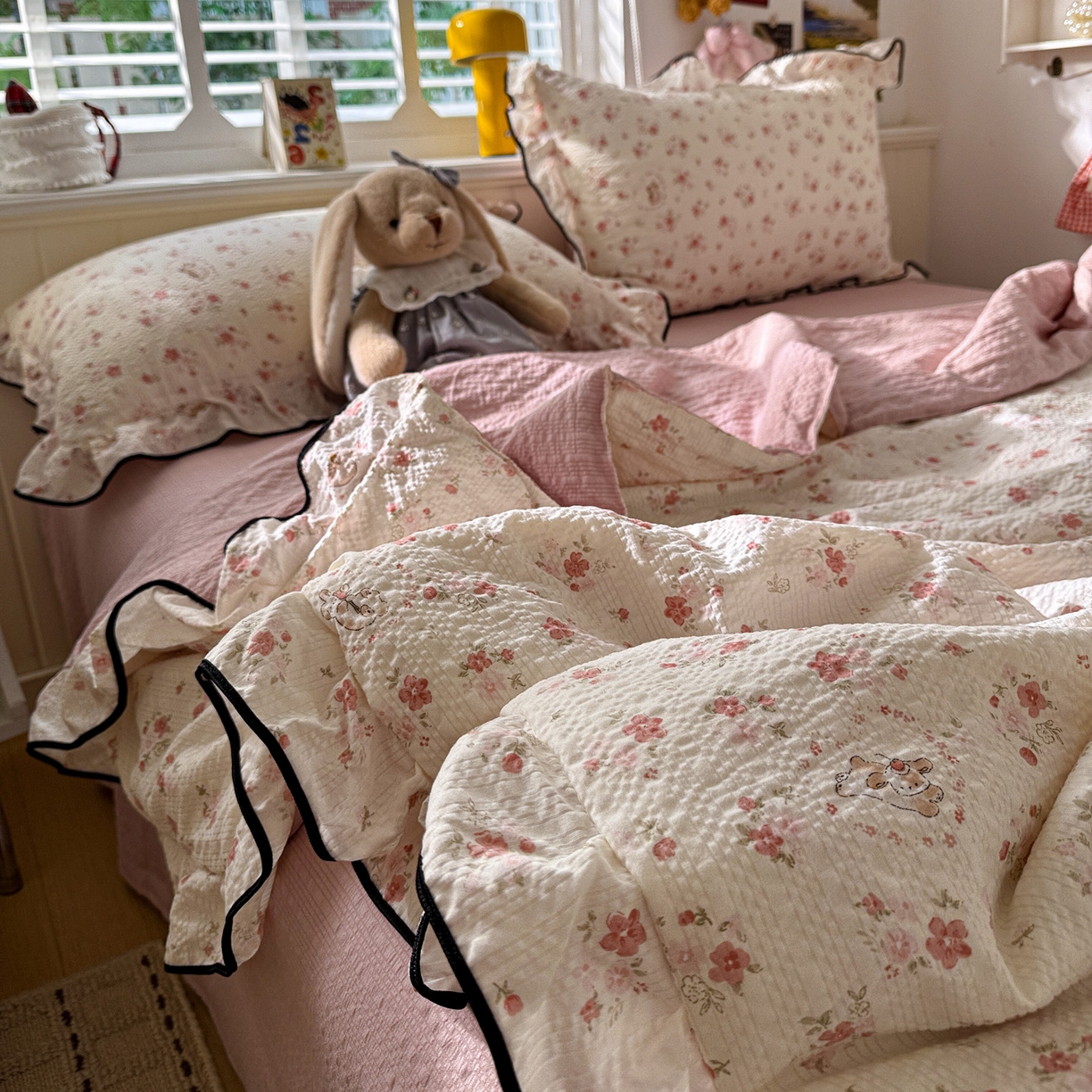 91家纺网 家纺一手货源 找家纺 水墨江南 2026新款泡芙纱花边夏被四件套 粉色小兔