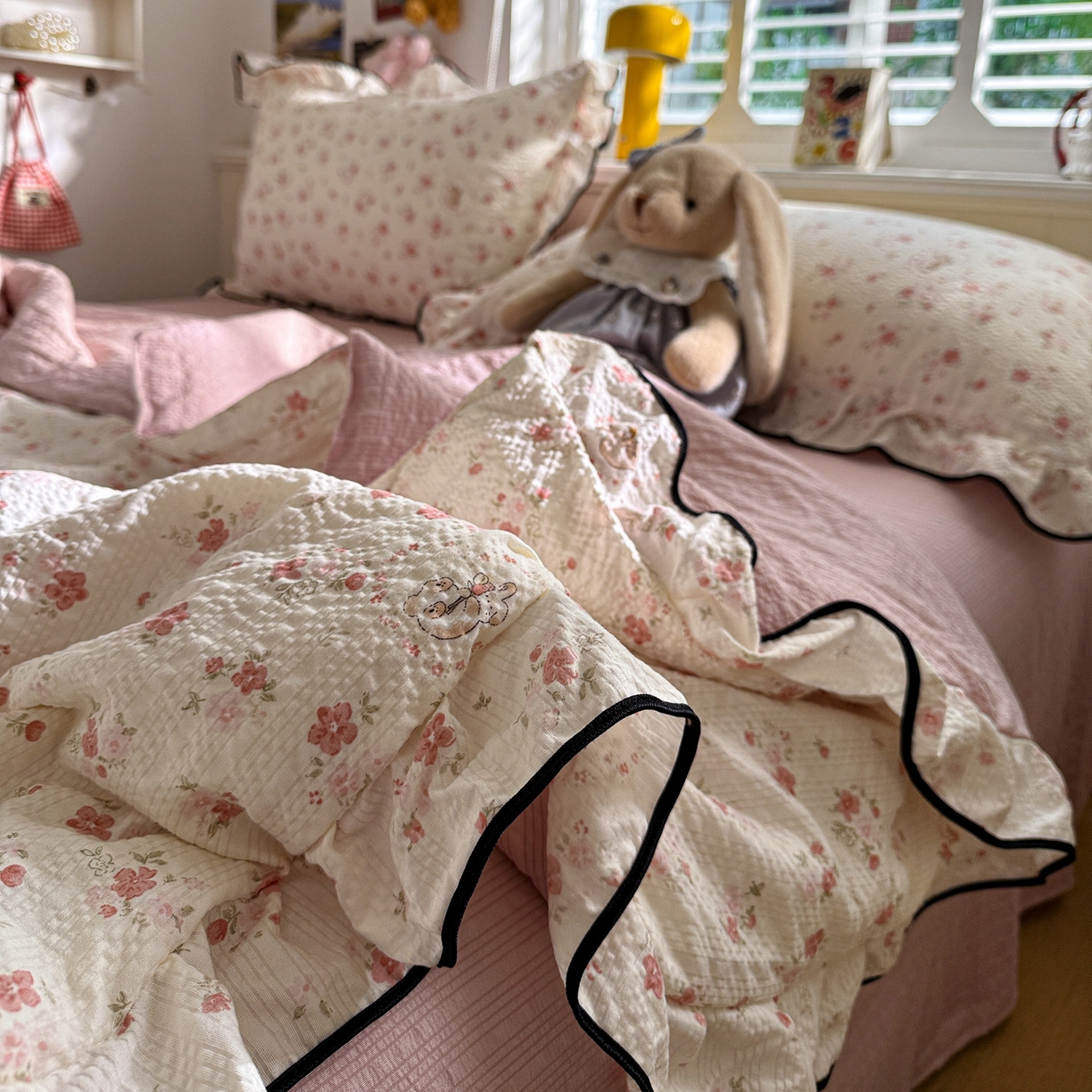 91家纺网 家纺一手货源 找家纺 水墨江南 2026新款泡芙纱花边夏被四件套 粉色小兔