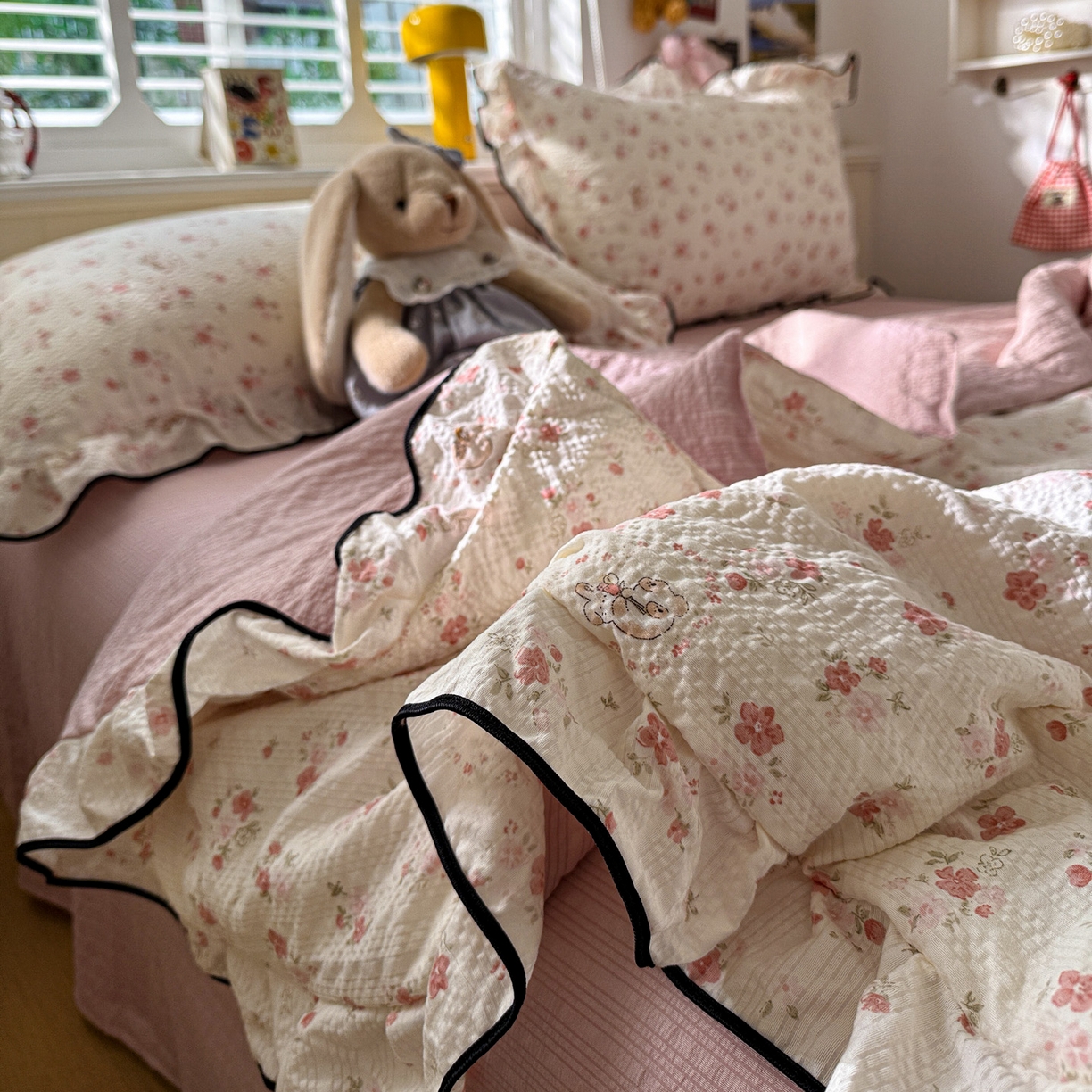 91家纺网 家纺一手货源 找家纺 水墨江南 2026新款泡芙纱花边夏被四件套 粉色小兔