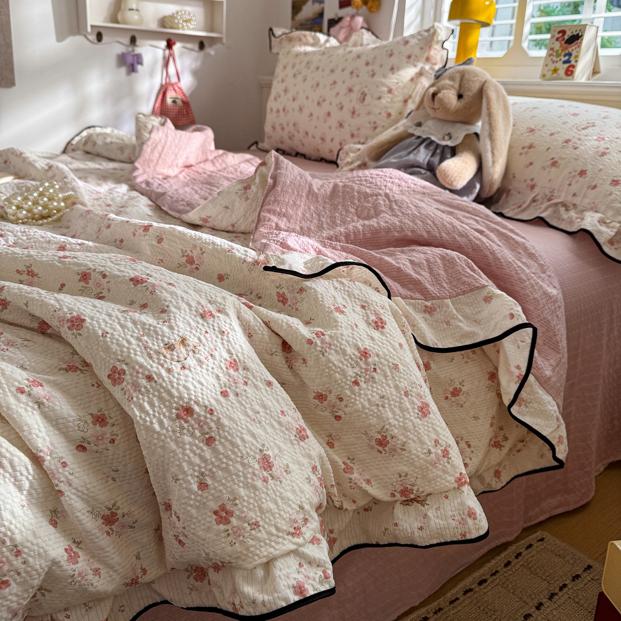 91家纺网 家纺一手货源 找家纺 水墨江南 2026新款泡芙纱花边夏被四件套 粉色小兔