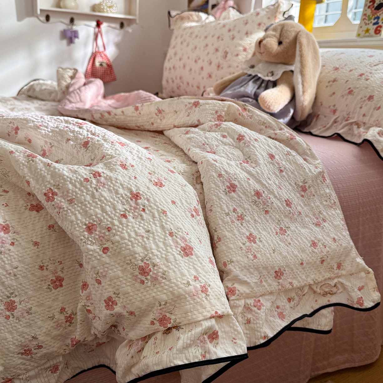 91家纺网 家纺一手货源 找家纺 水墨江南 2026新款泡芙纱花边夏被四件套 粉色小兔