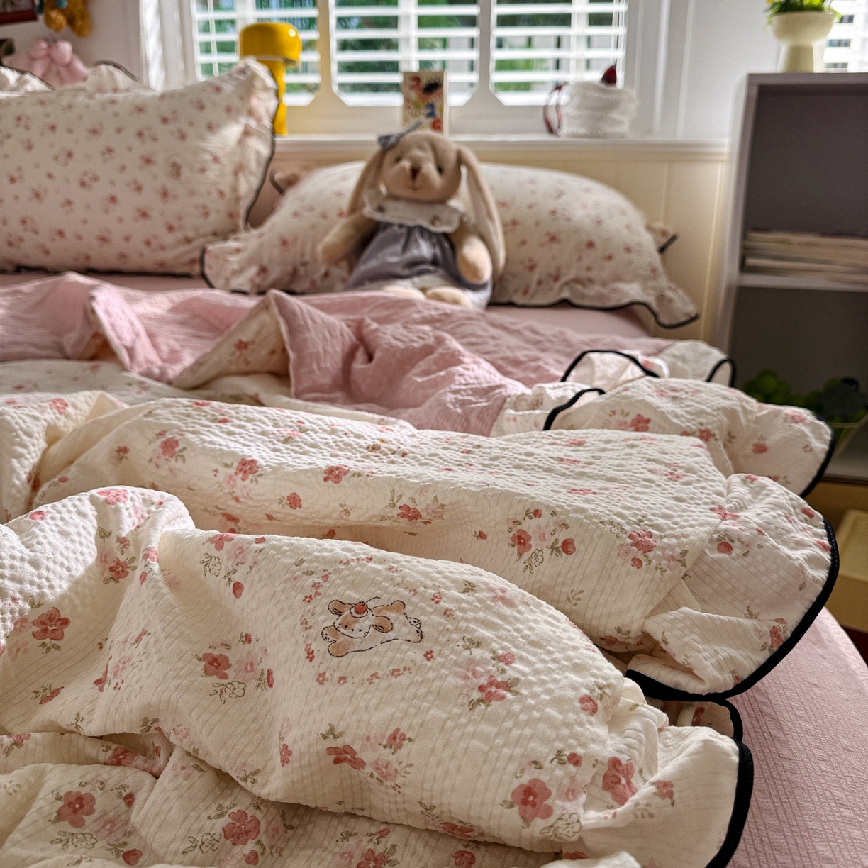 91家纺网 家纺一手货源 找家纺 水墨江南 2026新款泡芙纱花边夏被四件套 粉色小兔