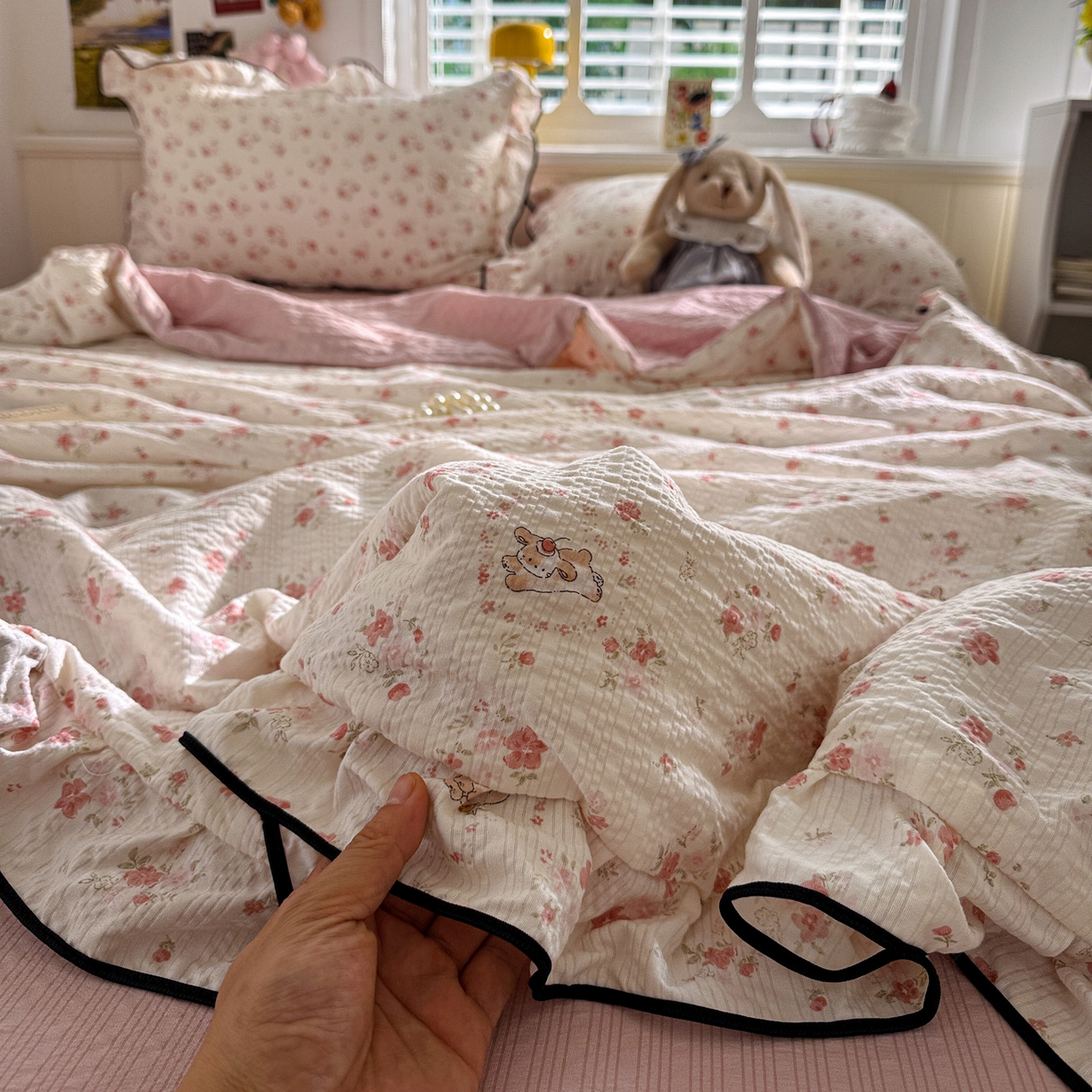 91家纺网 家纺一手货源 找家纺 水墨江南 2026新款泡芙纱花边夏被四件套 粉色小兔