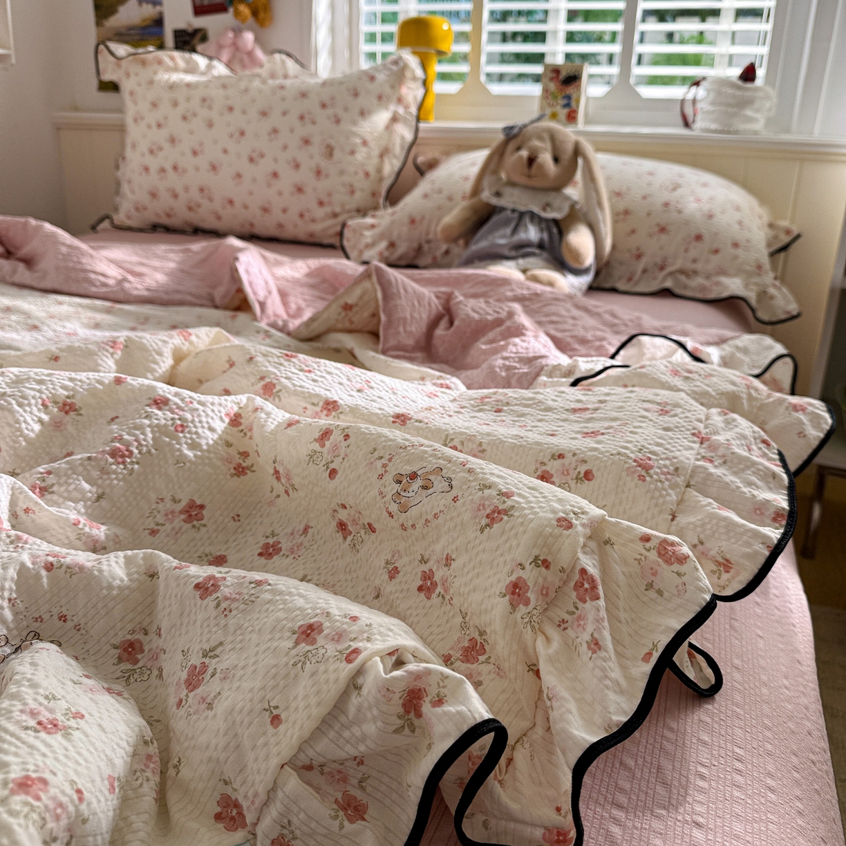 91家纺网 家纺一手货源 找家纺 水墨江南 2026新款泡芙纱花边夏被四件套 粉色小兔