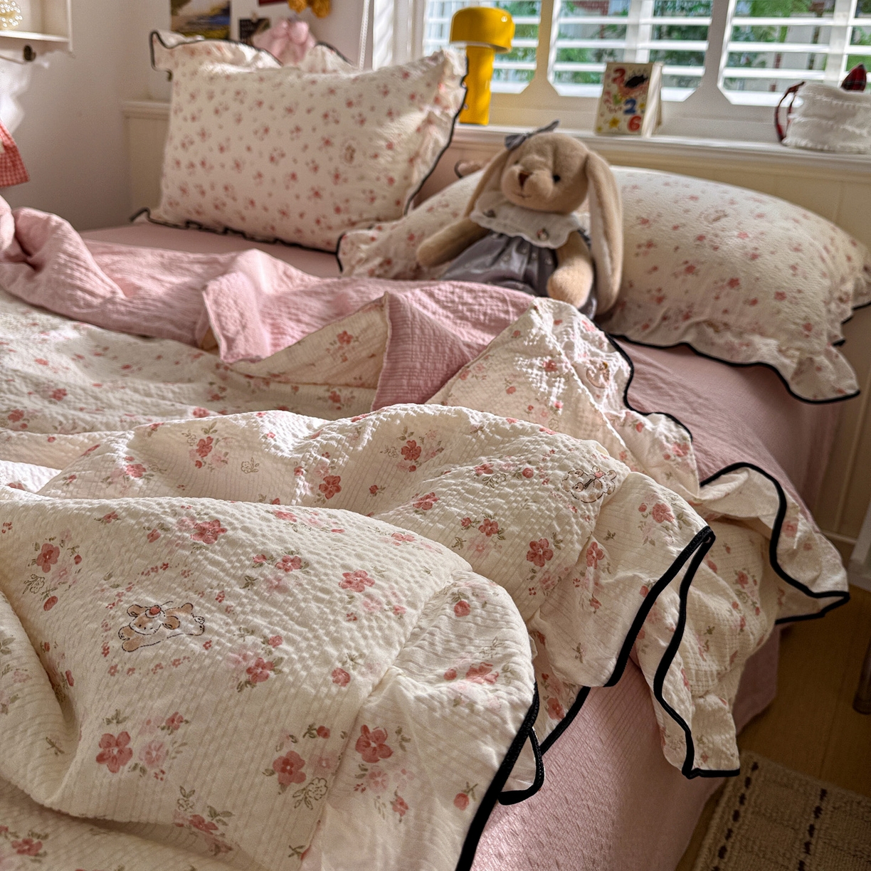 91家纺网 家纺一手货源 找家纺 水墨江南 2026新款泡芙纱花边夏被四件套 粉色小兔