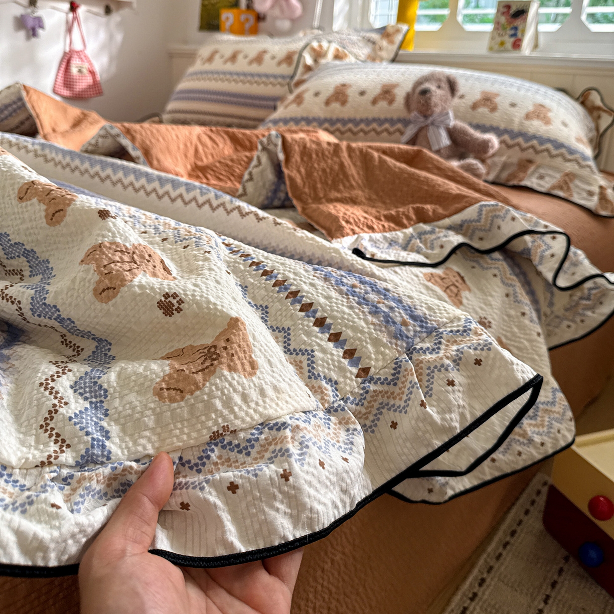 91家纺网 家纺一手货源 找家纺 水墨江南 2026新款泡芙纱花边夏被四件套 可爱熊