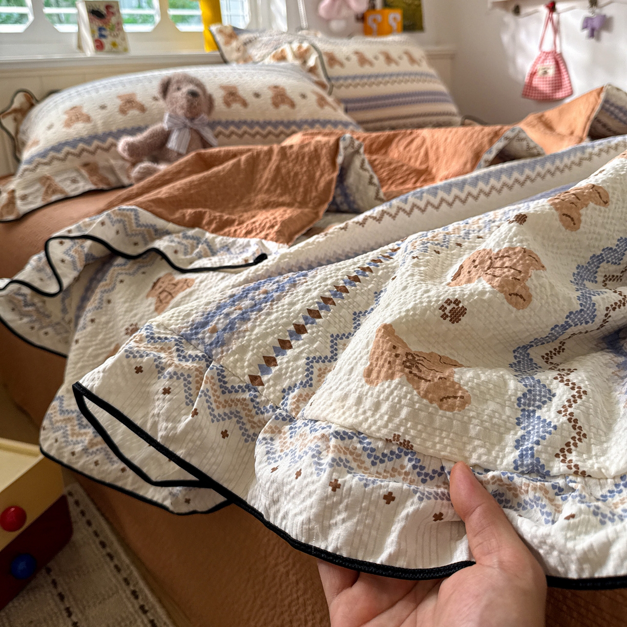 91家纺网 家纺一手货源 找家纺 水墨江南 2026新款泡芙纱花边夏被四件套 可爱熊