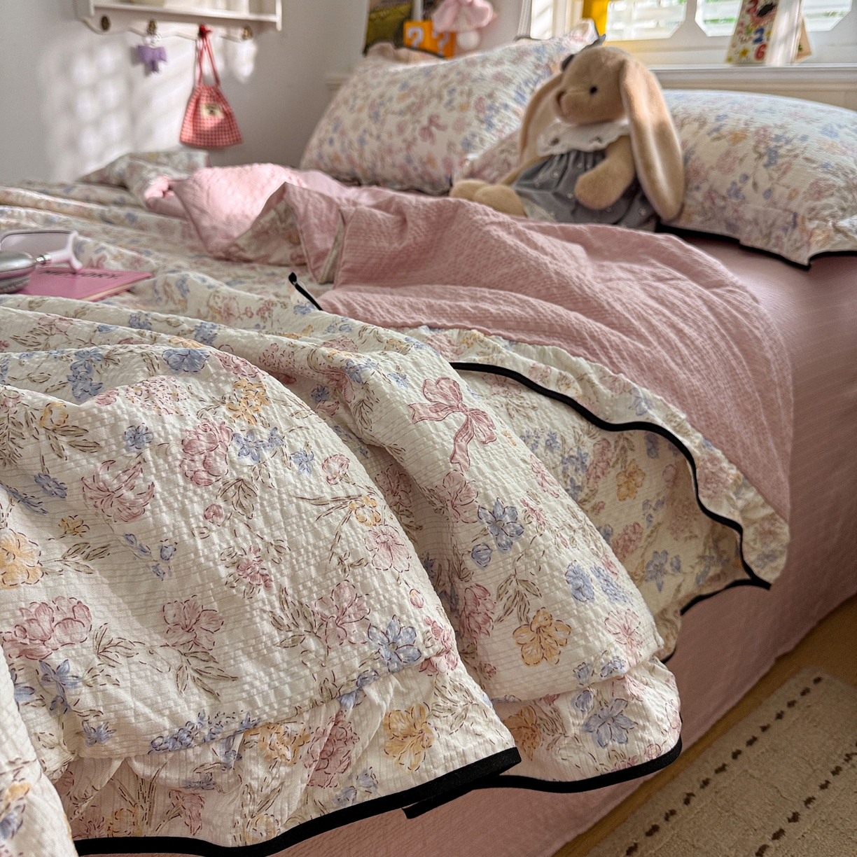 91家纺网 家纺一手货源 找家纺 水墨江南 2026新款泡芙纱花边夏被四件套 浪漫粉黛