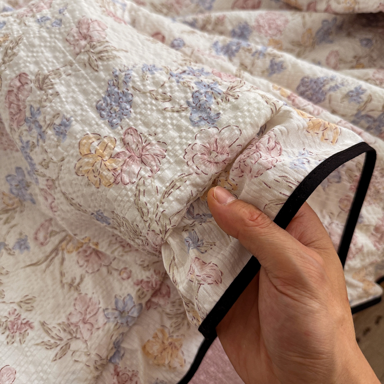 91家纺网 家纺一手货源 找家纺 水墨江南 2026新款泡芙纱花边夏被四件套 浪漫粉黛