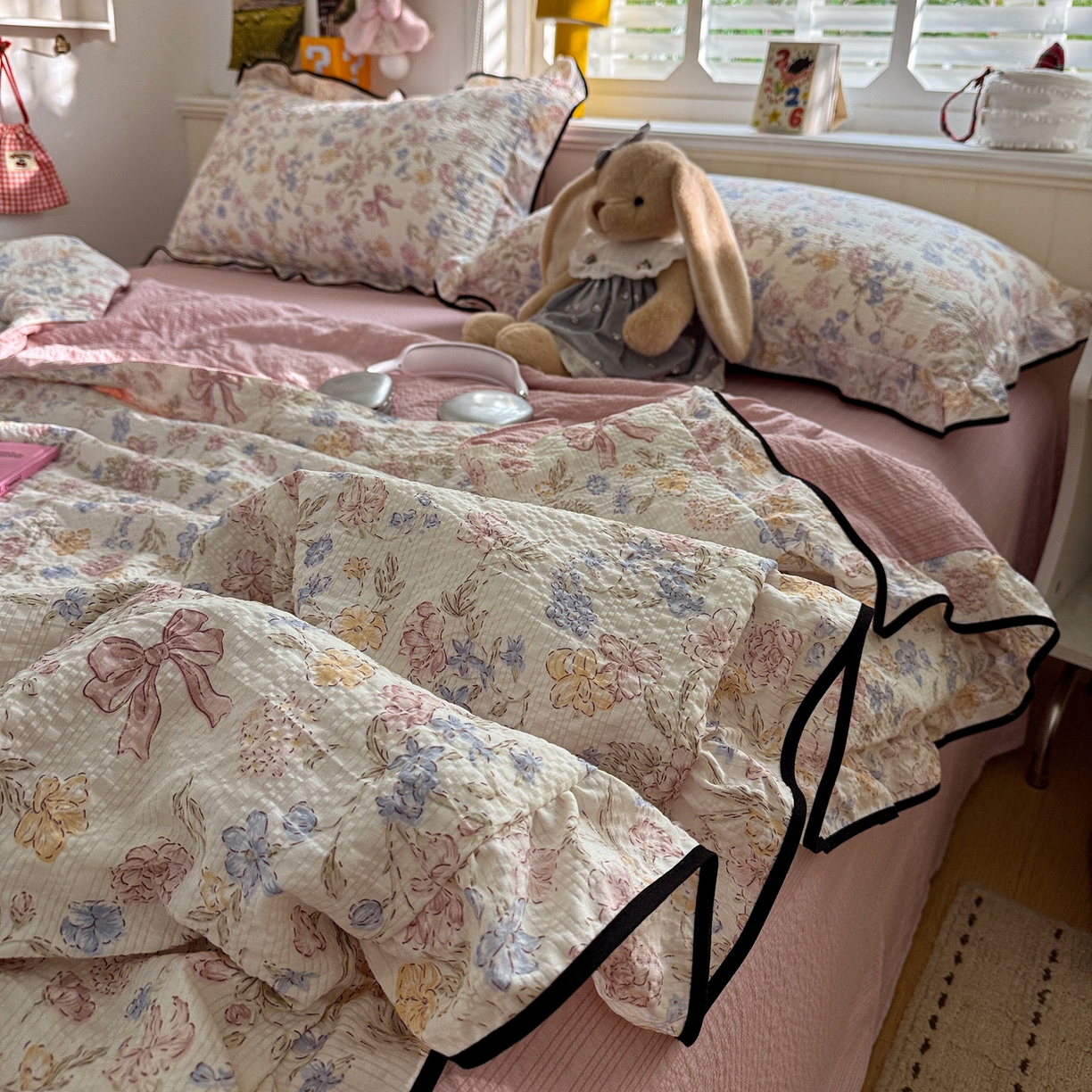 91家纺网 家纺一手货源 找家纺 水墨江南 2026新款泡芙纱花边夏被四件套 浪漫粉黛