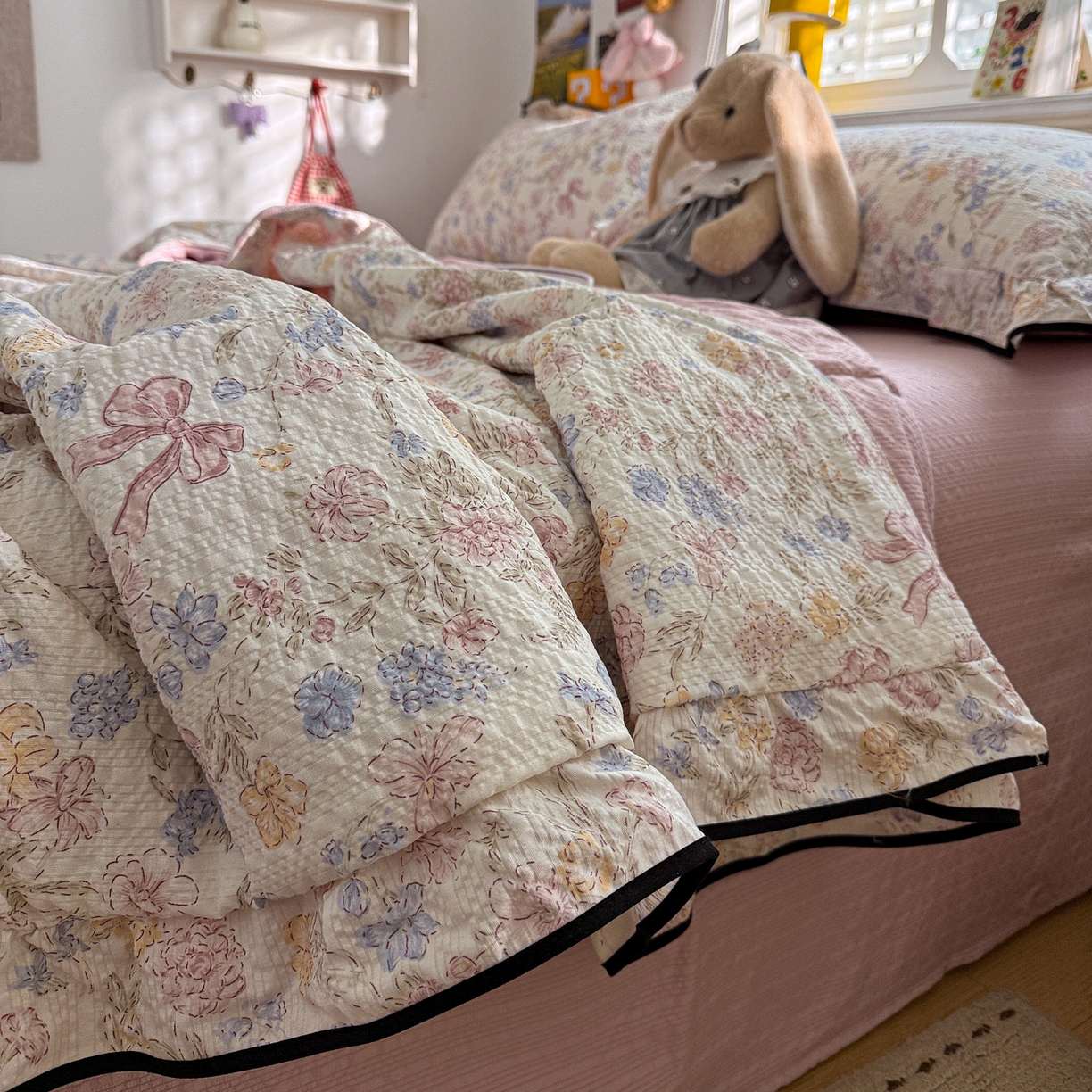 91家纺网 家纺一手货源 找家纺 水墨江南 2026新款泡芙纱花边夏被四件套 浪漫粉黛