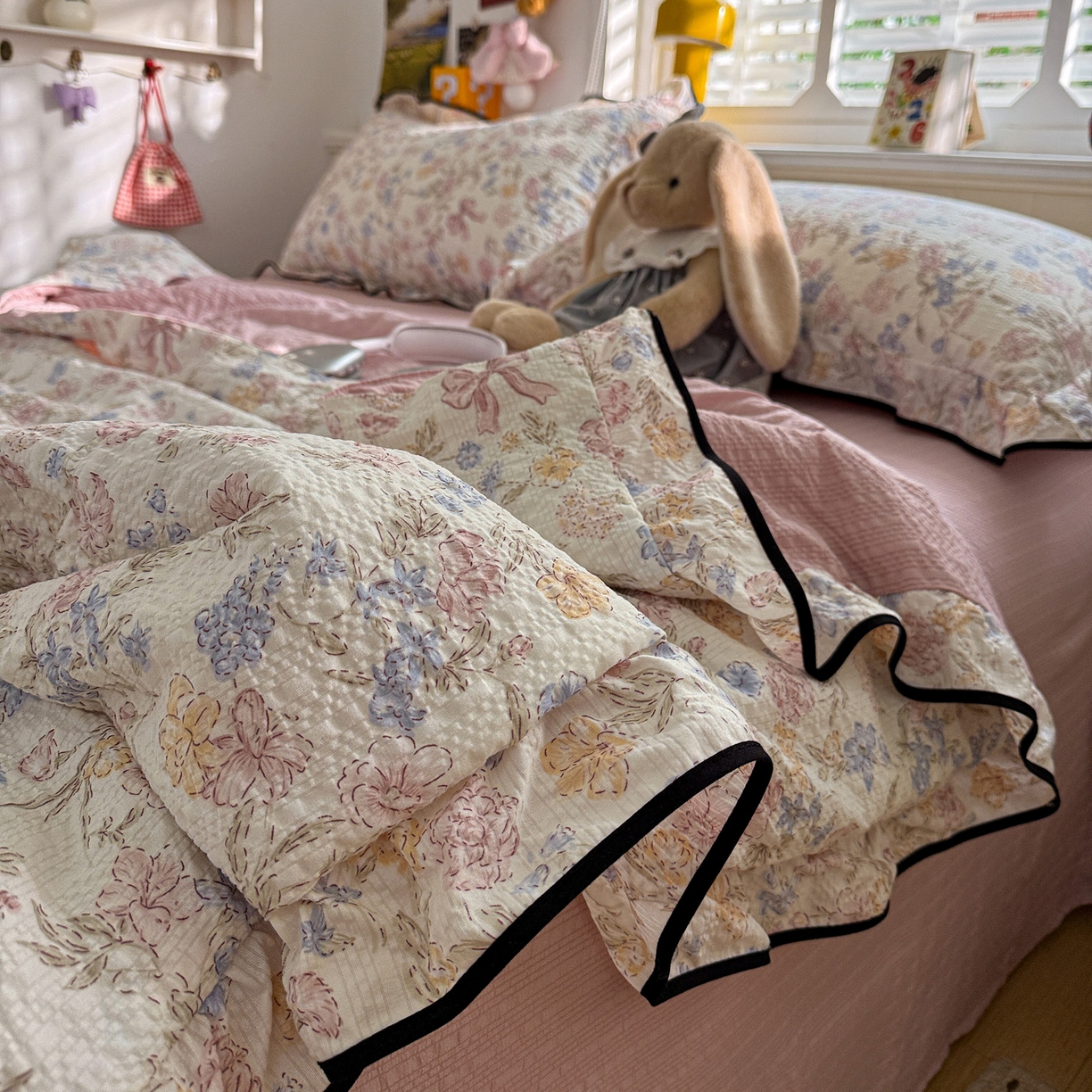 91家纺网 家纺一手货源 找家纺 水墨江南 2026新款泡芙纱花边夏被四件套 浪漫粉黛