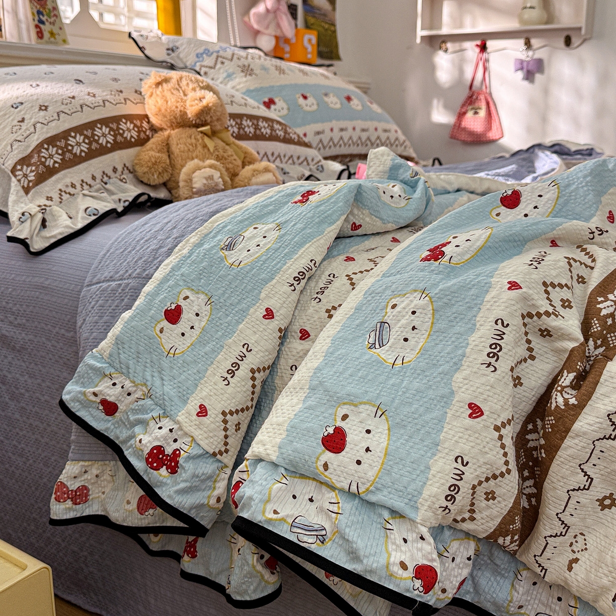 91家纺网 家纺一手货源 找家纺 水墨江南 2026新款泡芙纱花边夏被四件套 猫猫聚会